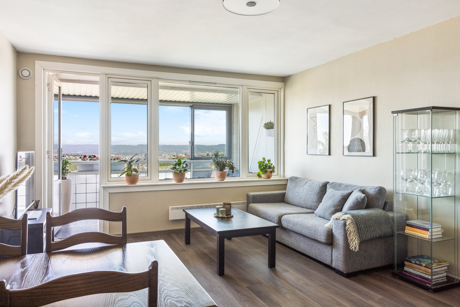 Lys og romslig stue med god plass for sofagruppe og spisesbord. Galleribilde
