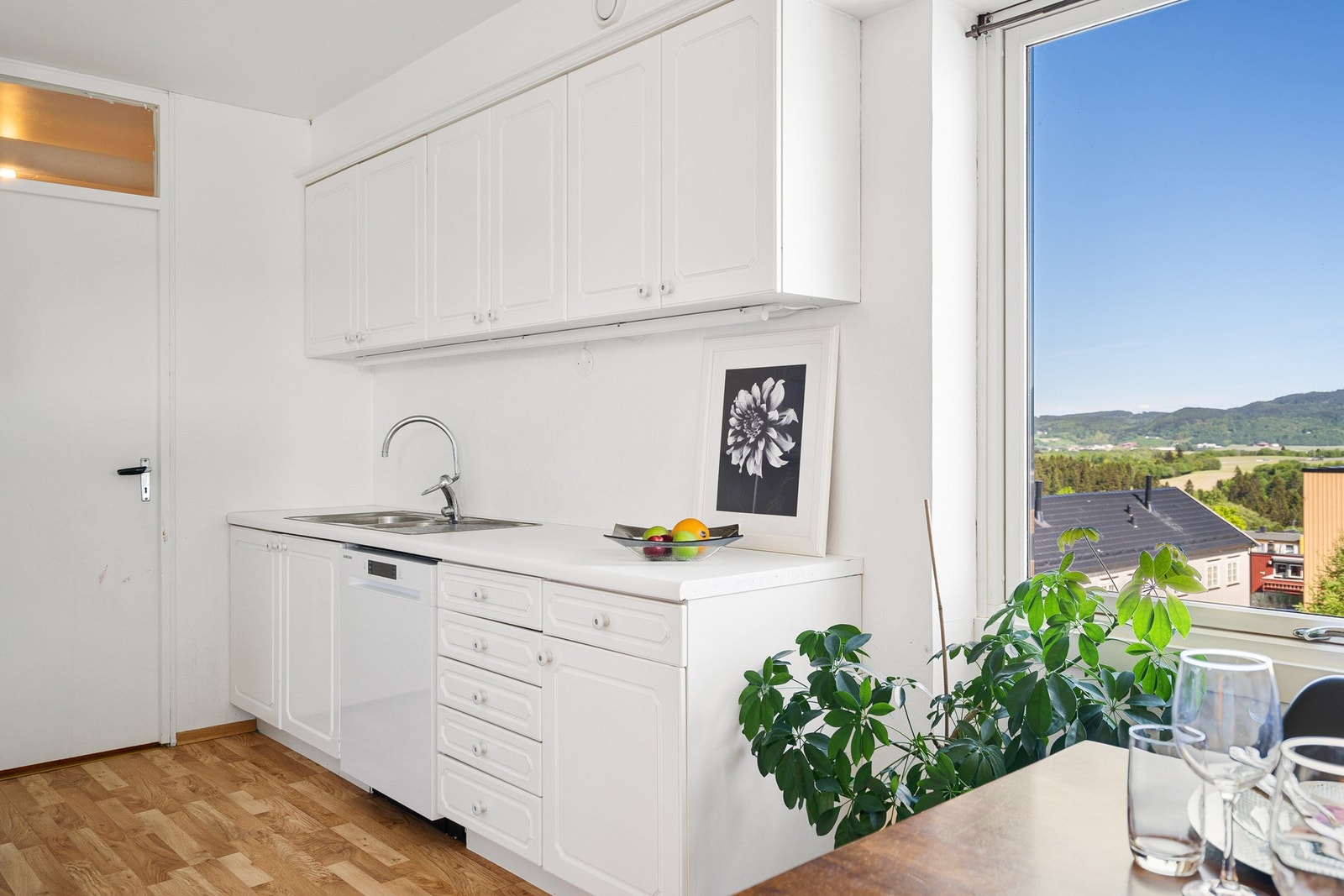 Funksjonelt kjøkken med profilerte fronter og benkeplate av laminat. Galleribilde