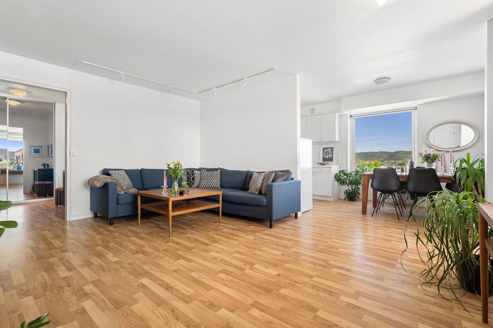 I stuen er det plass til flere sittegrupper. Galleribilde