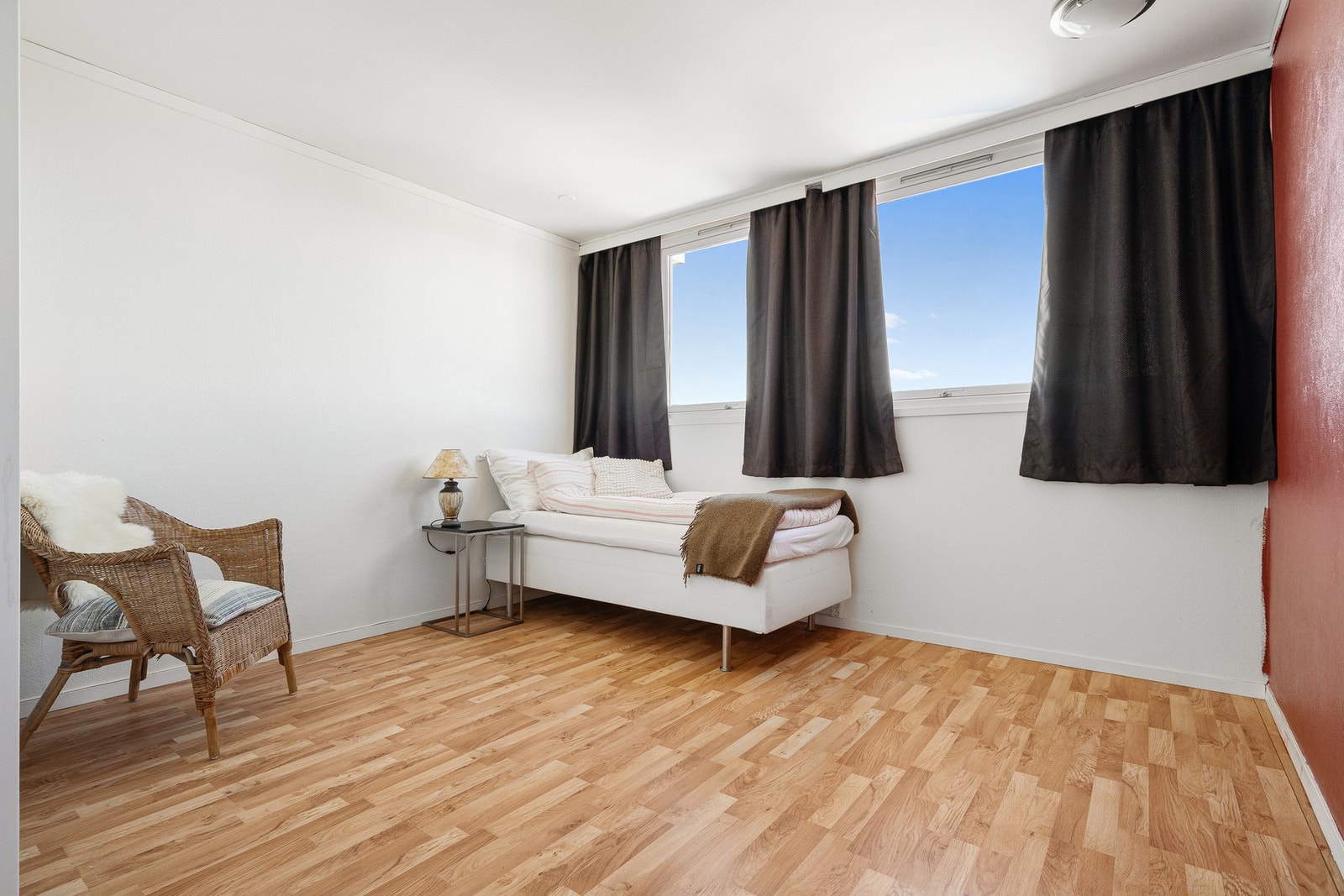 Soverom 1 på 12,5m² med store vindusflater. Galleribilde