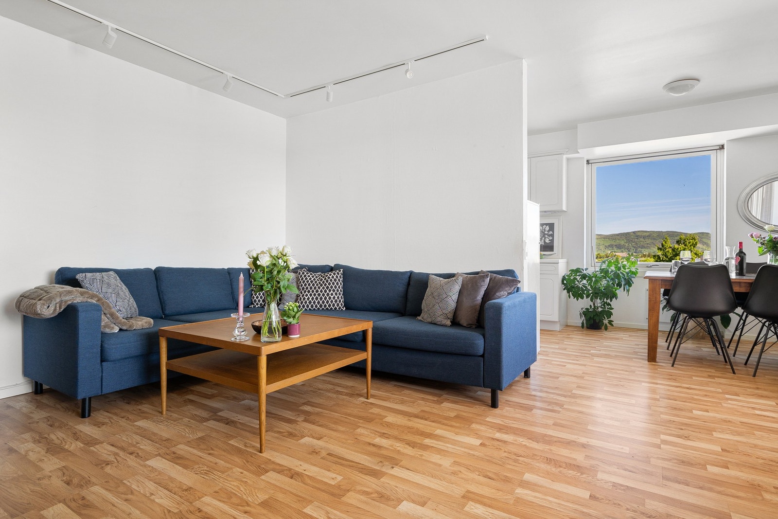 Flott 4-roms leilighet med herlig endebeliggenhet i toppetasje. Galleribilde