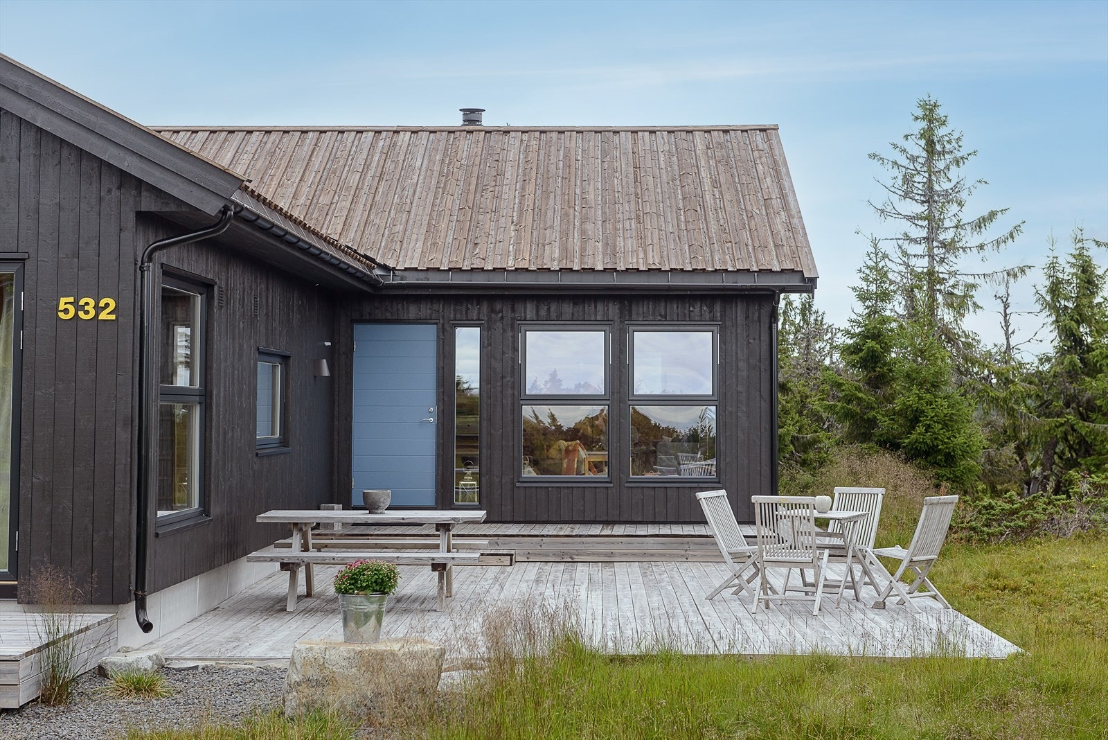 I forbindelse med inngangspartiet er det en stor, lun og solrik terrasse. Gode møbleringsmuligheter og et fint sted å lande etter turen. Galleribilde