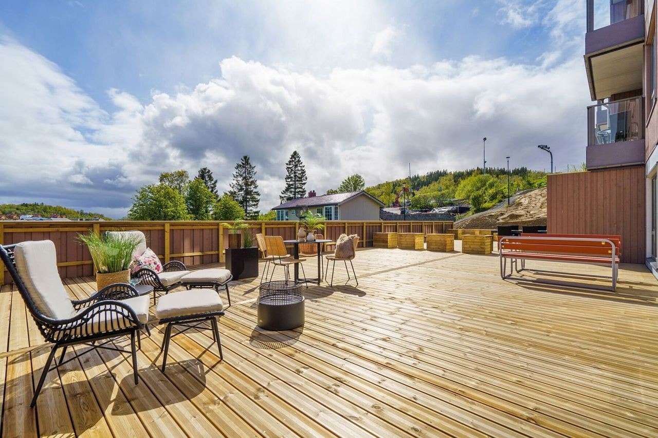 Nyere leilighet i Tanåsen med stor eksklusiv terrasse rett utenfor stuen. Ditt private uteområde er solrikt og sørvent. Galleribilde