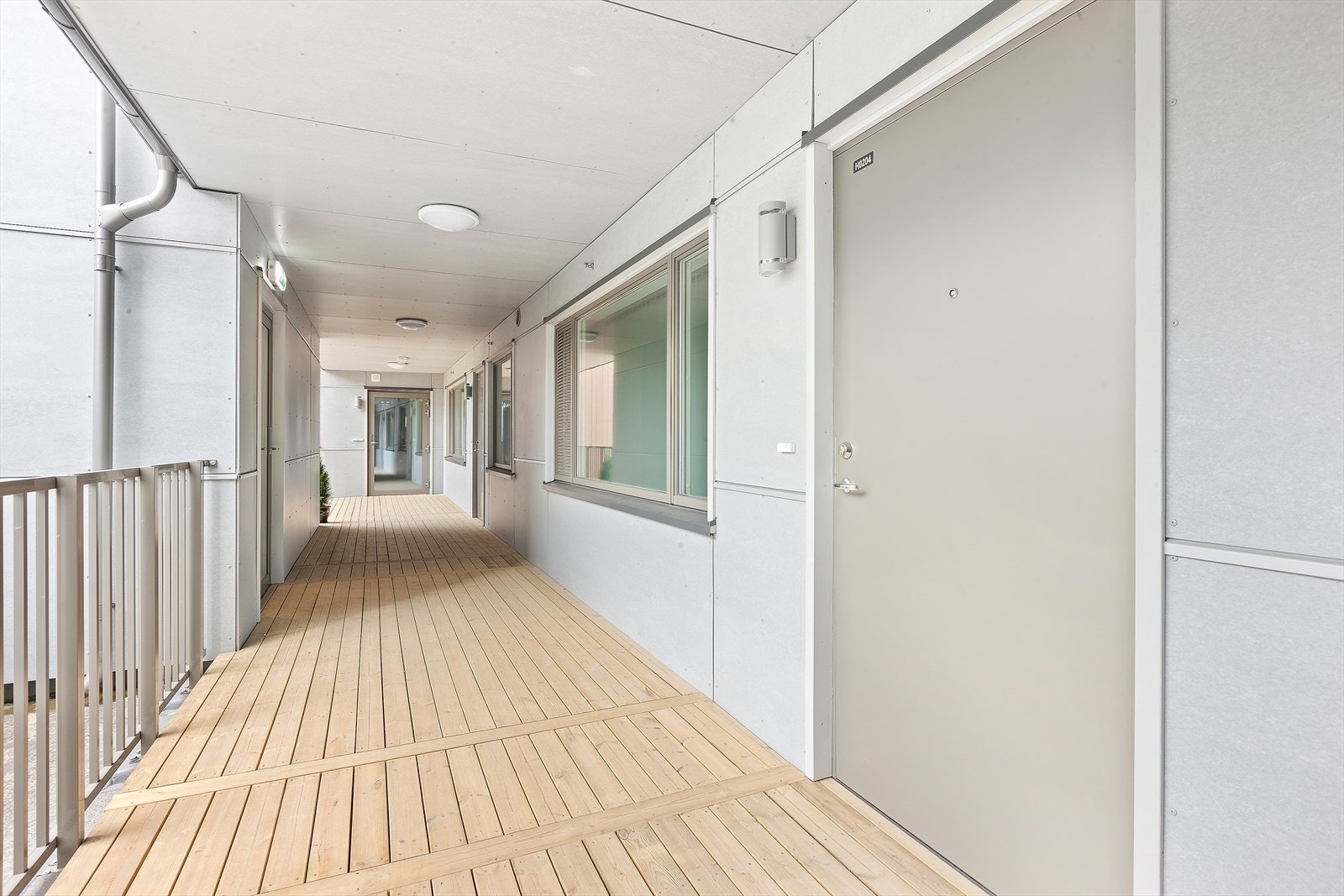 Du får adkomst til leiligheten via takoverbygde inngangsparti eller direkte fra heisen. Galleribilde