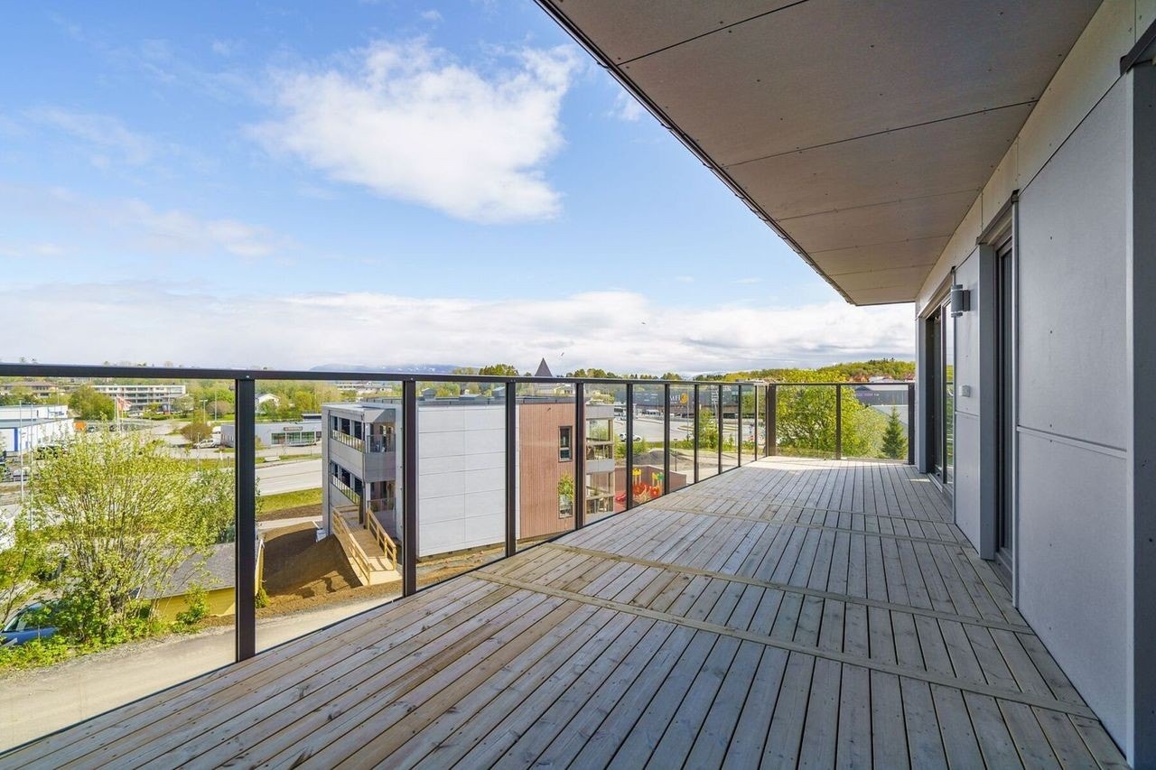 Fronterrassen med god solgang på formiddag og rikelig plass til møblering under takutstikk. Galleribilde