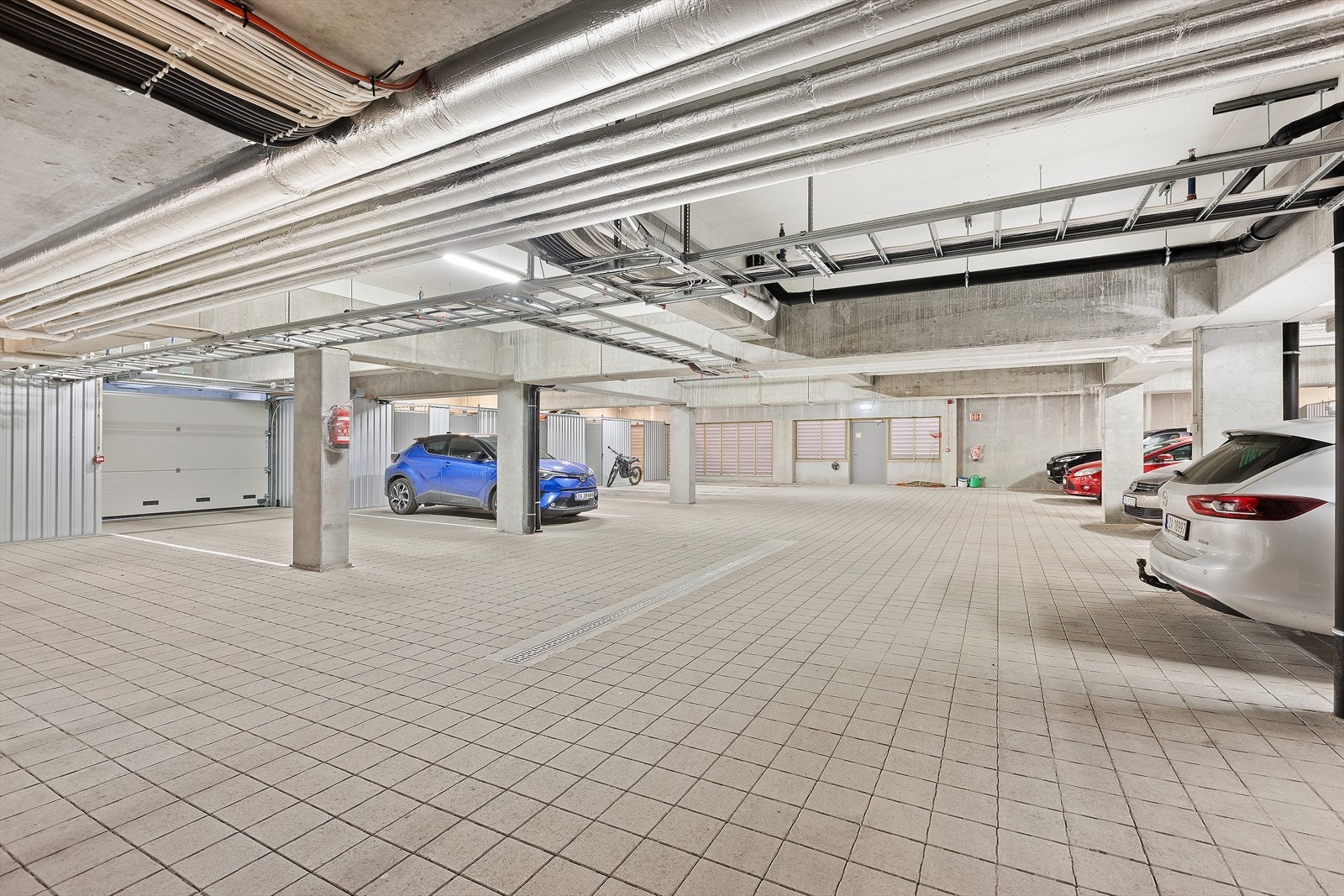 Her kan du parkere bilen tørt og trygt. Heis rett opp. Utebod i bakkant av p-plassen. Galleribilde