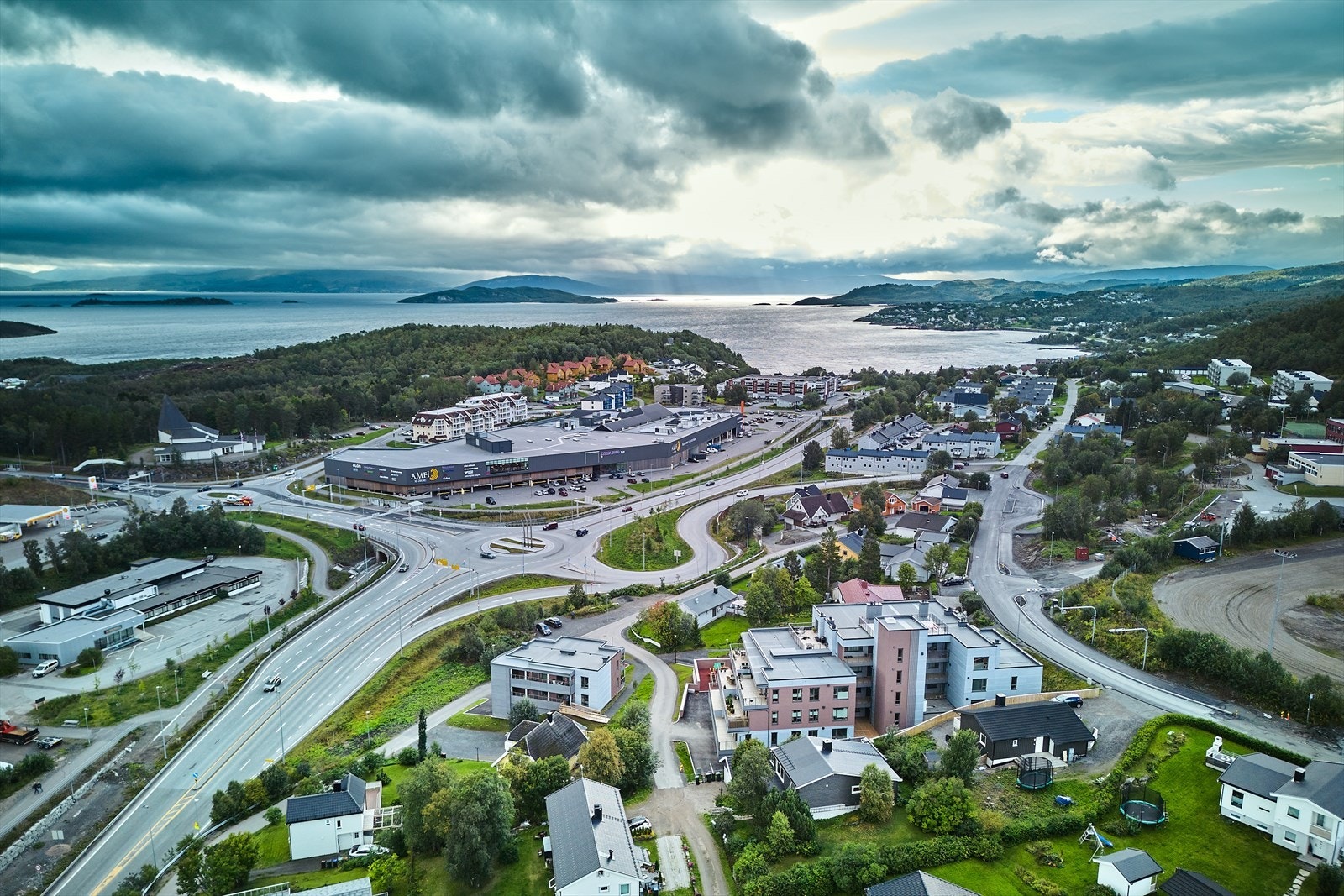 Tanåsen boligpark ligger svært sentralt til midt i mellom marka, skolen, kjøpesenteret og sentrum av Harstad. Galleribilde