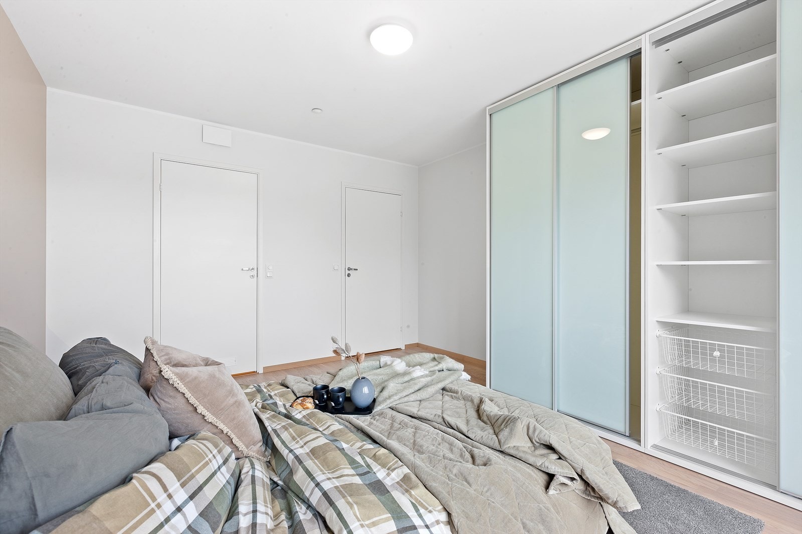 Det er privat bad og egen garderobe fra hovedsoverommet. Galleribilde