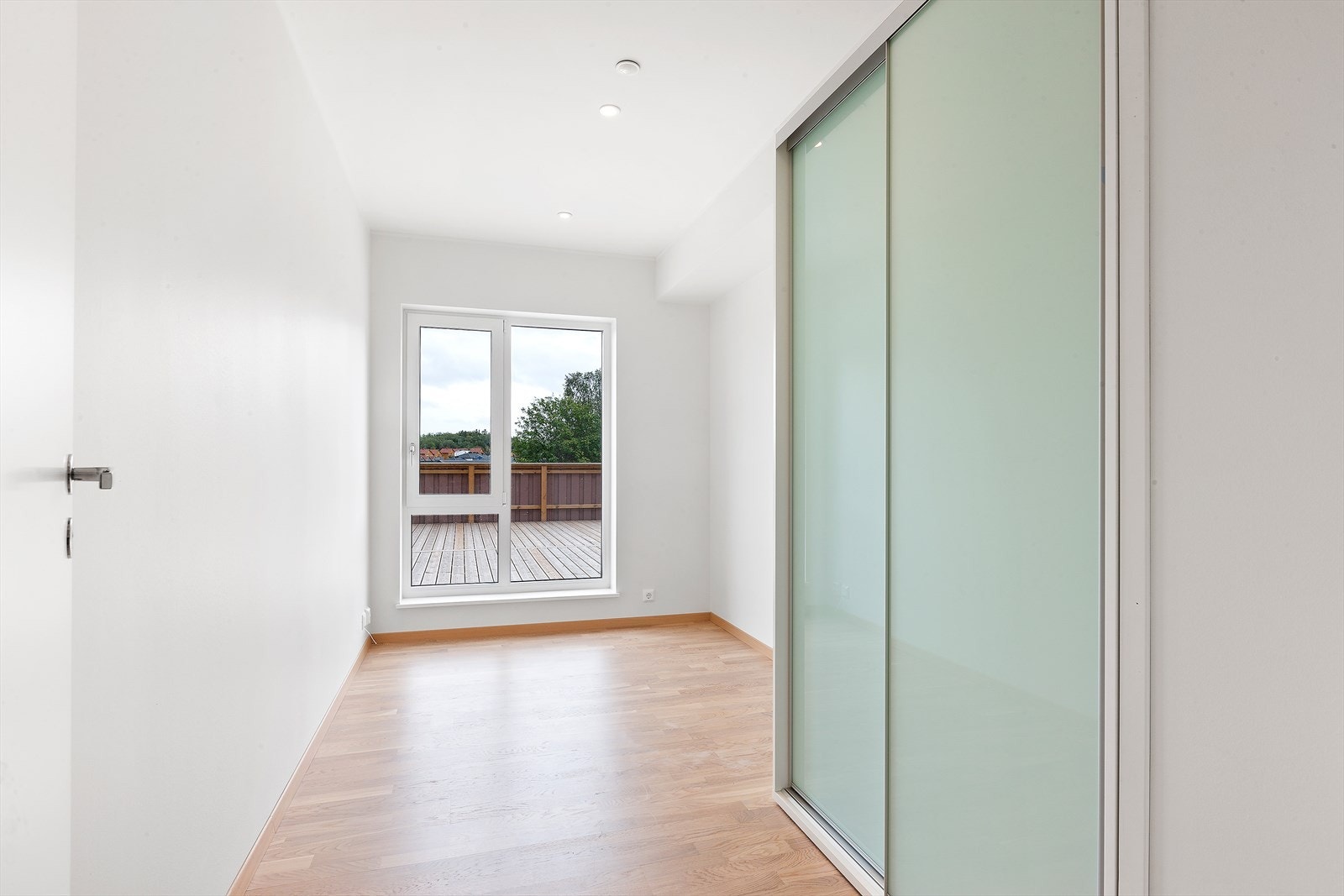 Soverom nr 2 også det med skyvedørsgarderobe med "Innmat" og glassdører Galleribilde