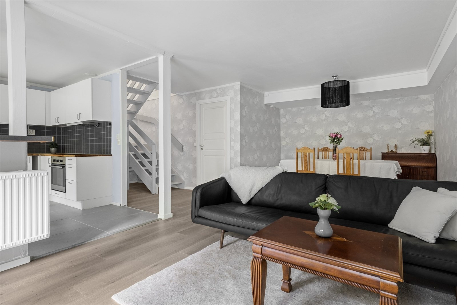 Romslig stue med god plass til både spisebord og sofa Galleribilde