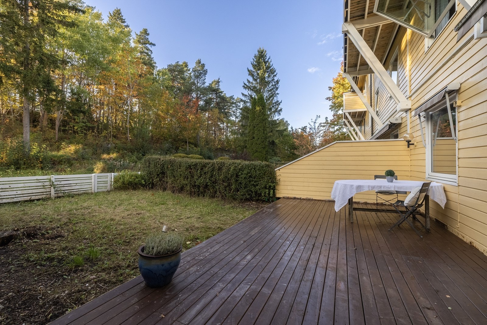 Stuen har utgang til en koselig, solrik hage med markterrasse Galleribilde