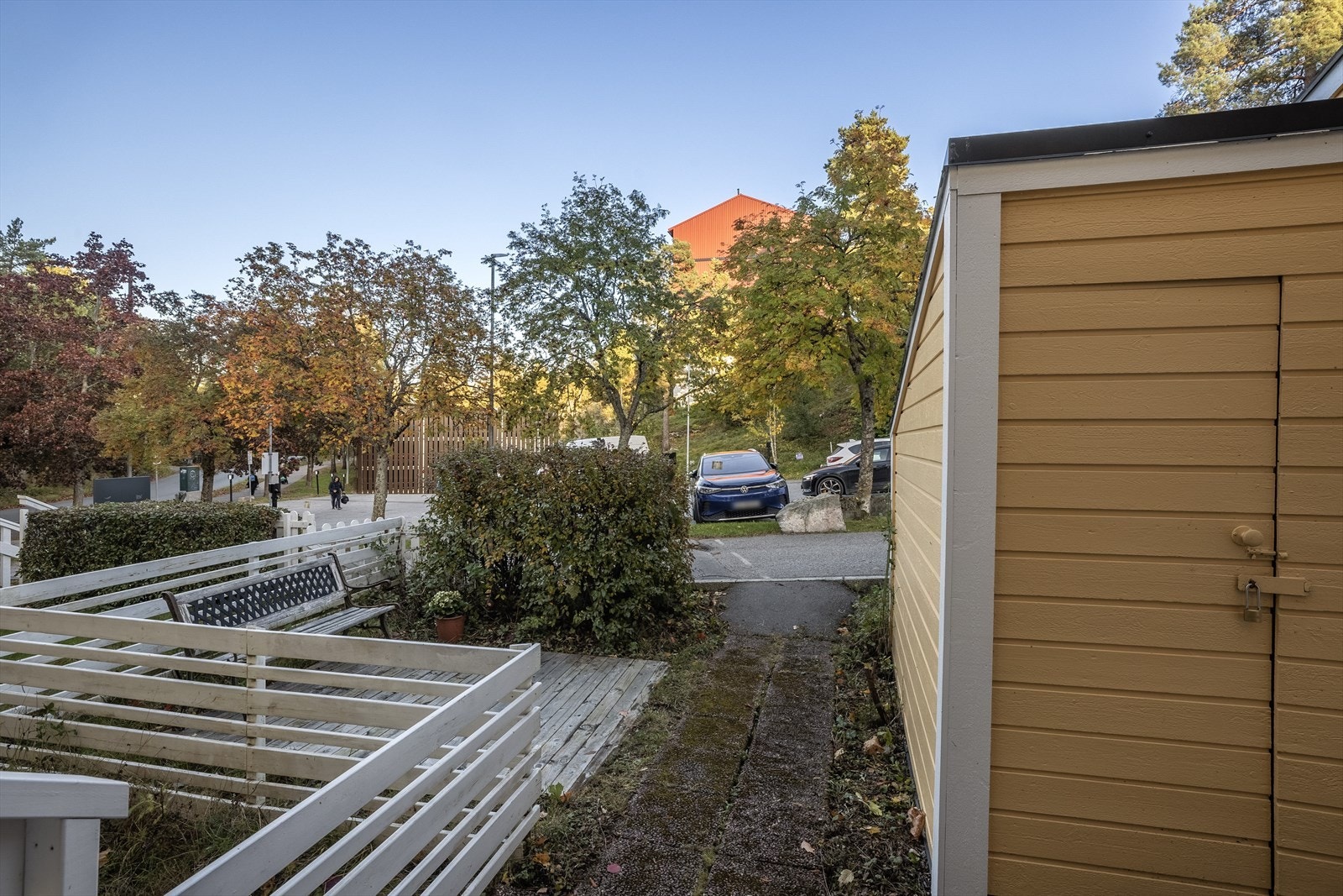 I tilknytning til inngangspartiet er det en liten forhage med plen, hekk og noe beplantning. Utebod på ca. 3 kvm Galleribilde