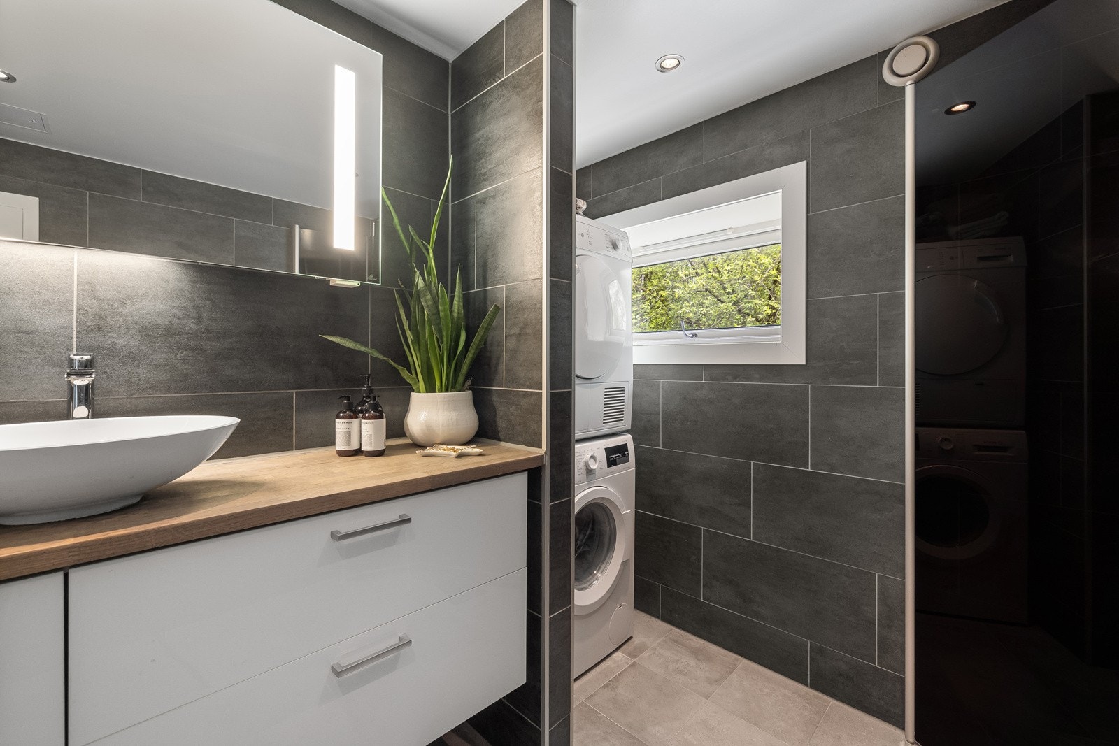 Badet har en flott og praktisk nisje med opplegg for vaskemaskin og tørketrommel i søyleløsning. Galleribilde