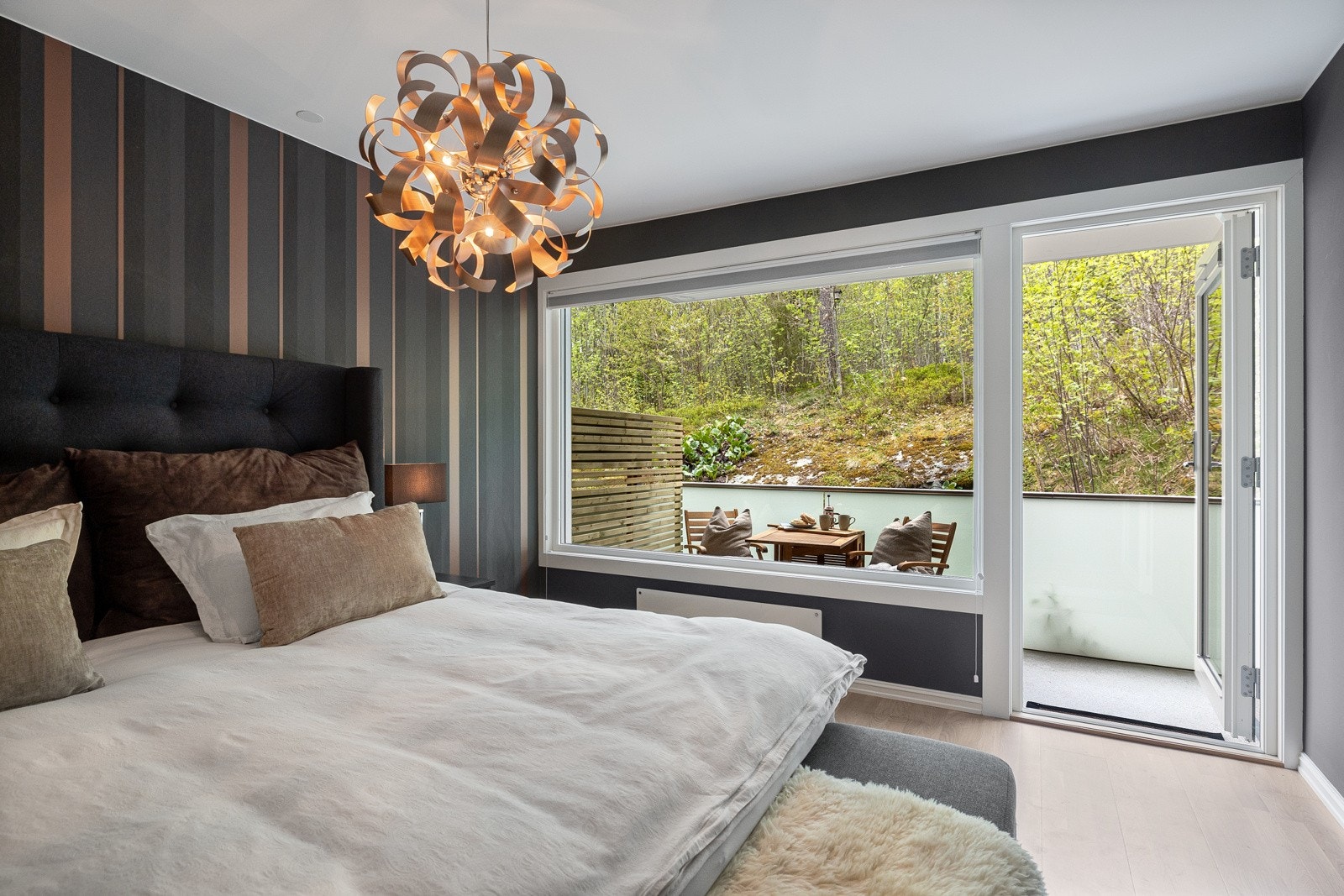 Soverom 1 er lyst og behagelig med god plass og utgang til balkong. Galleribilde