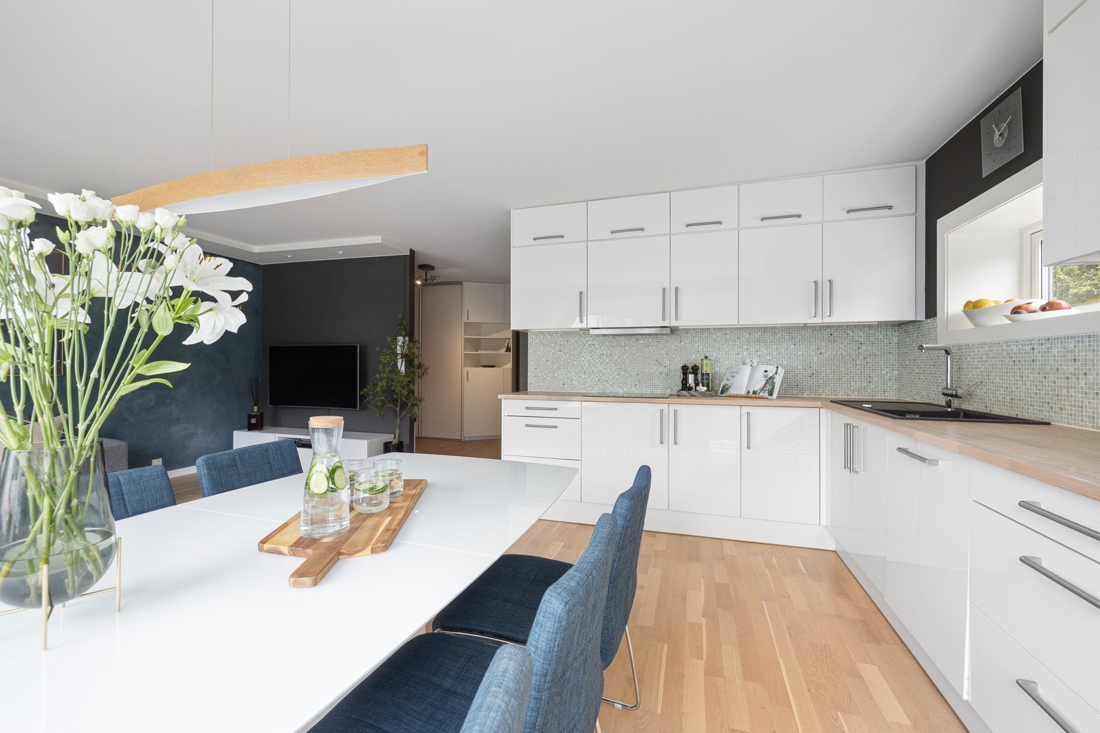 Stue og kjøkken i en sosial og åpen løsning. Kjøkkenet har fin plassering i hjørnet som muliggjør fin sonefordeling. Galleribilde