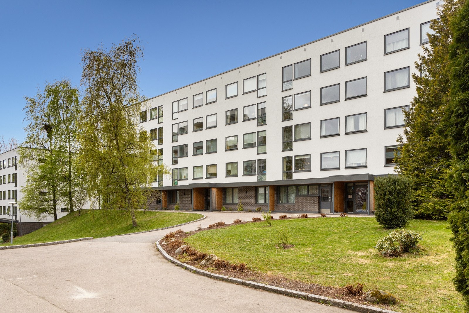 Setra borettslag ligger fint til med marka, butikker, offentlig transport og Røa sentrum m.m. innen gangavstand. Galleribilde