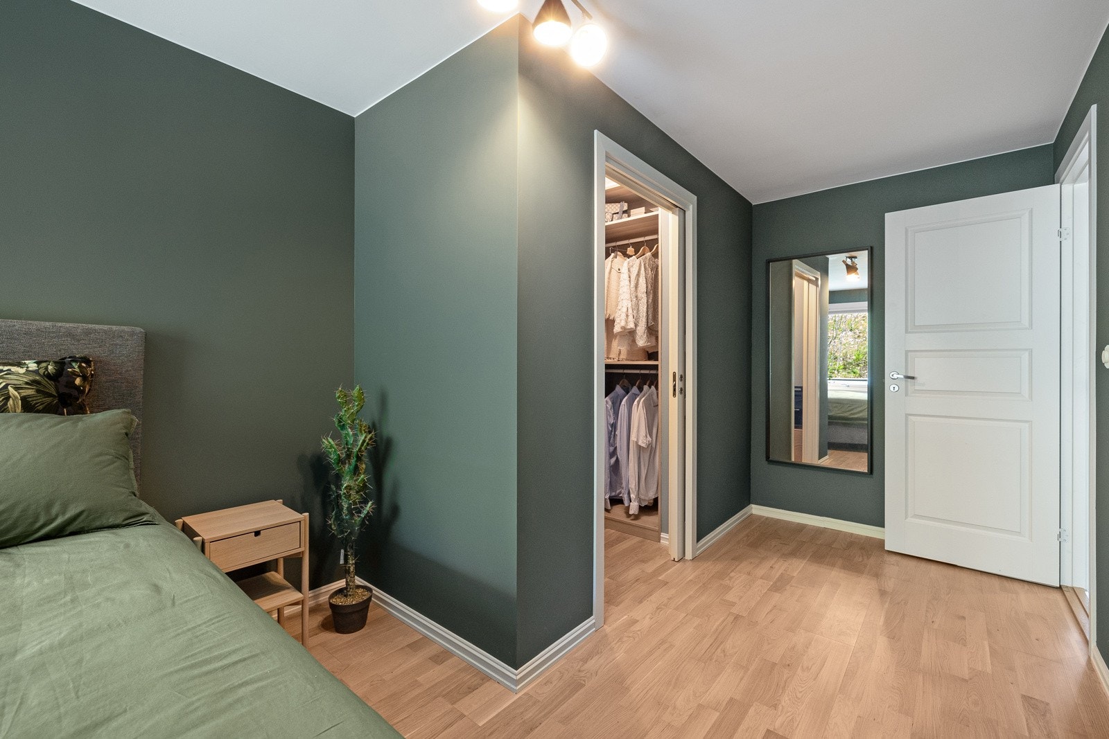 Rommet har i tillegg et praktisk walk-in-closet med skyvedørsløsning og fin garderobeinnredning. Galleribilde