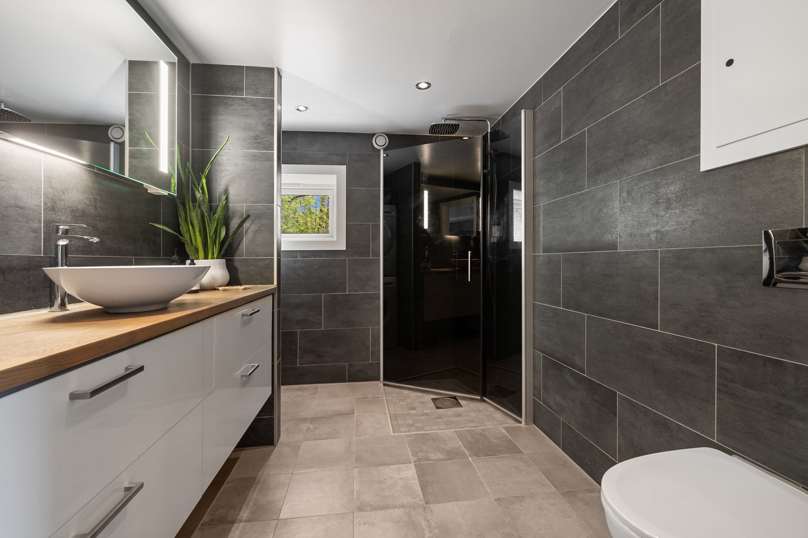 Romslig og delikat bad med tidløse fliser og innredning. Badet ble rehabilitert i regi av borettslaget i 2018 og det foreligger ferdigattest på arbeidet. Galleribilde