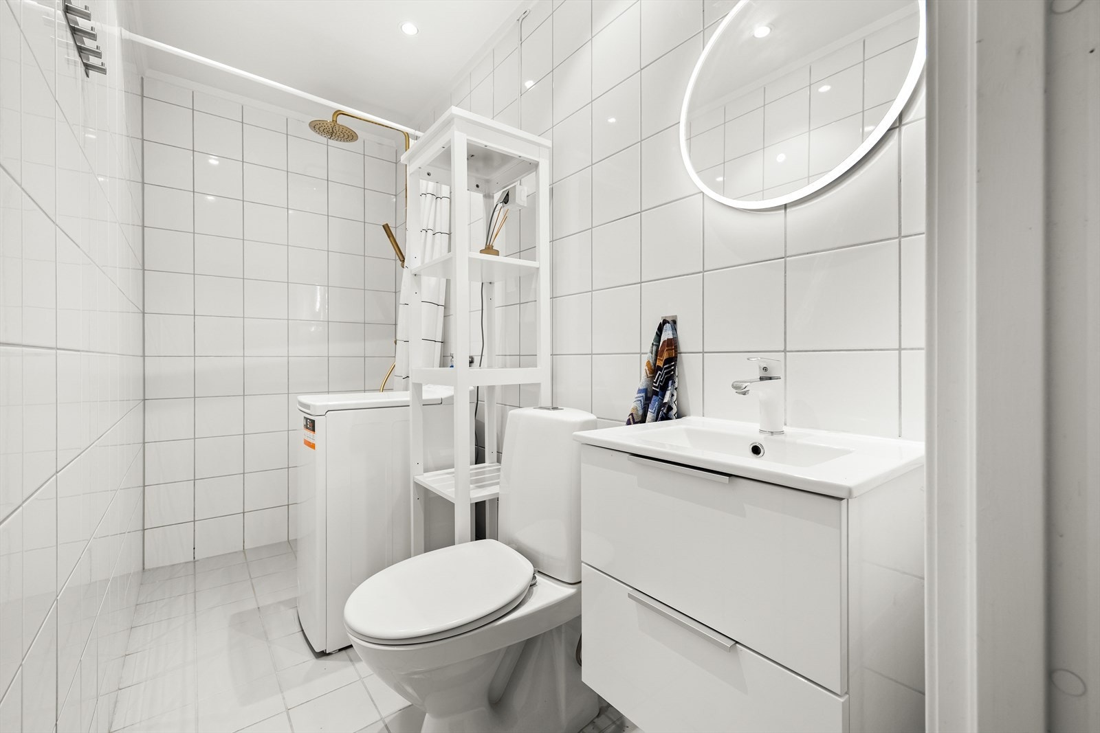 Stilrent bad med varmekabler og opplegg for vaskemaskin. Galleribilde