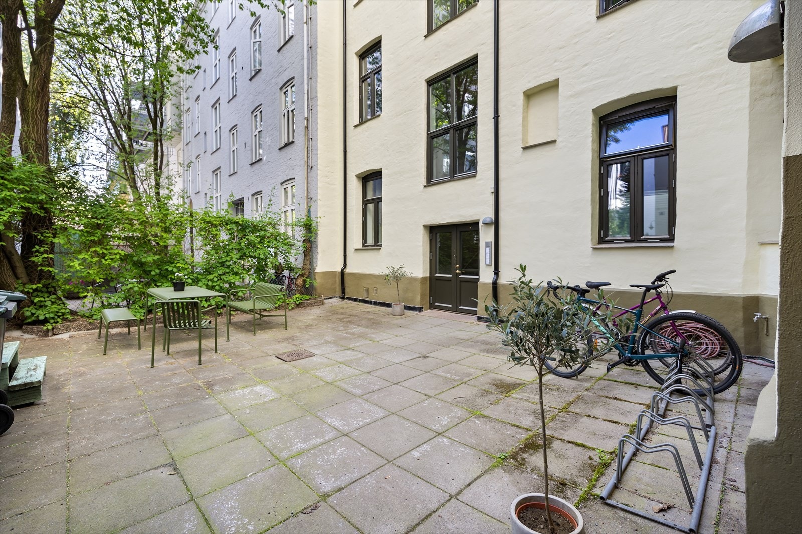 Felles areal i bakgård med sykkelstativ og hyggelig sittegruppe, Galleribilde