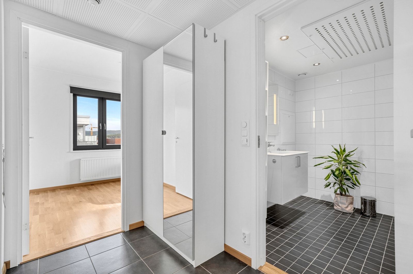 Gang mellom bad og soverom. Galleribilde