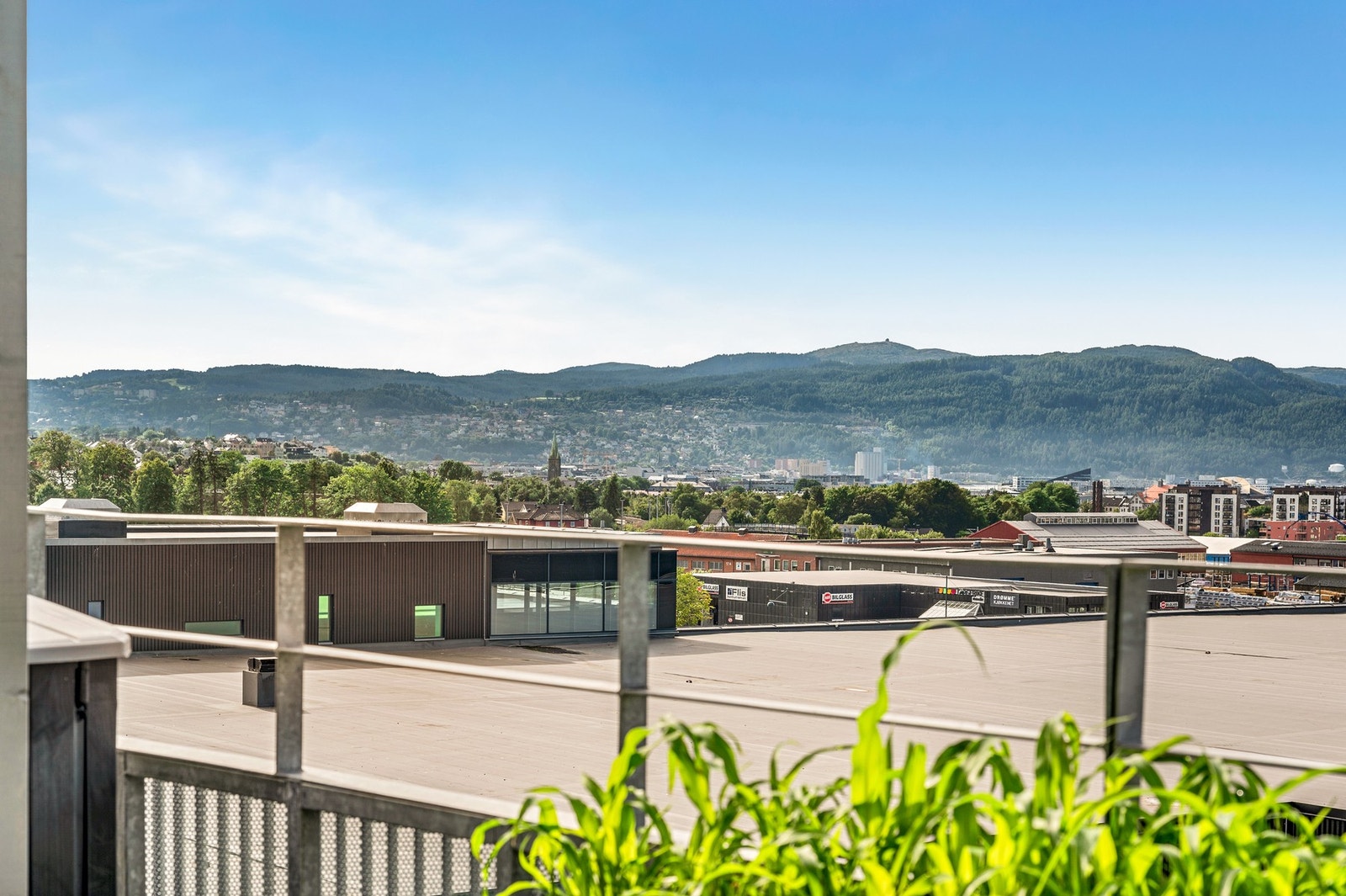 Her har man det som må sies å være den desidert beste beliggenheten i bygget; med endebeliggenhet i øverste etasje får man enutsikt og solforhold få leiligheter i området kan matche. Galleribilde