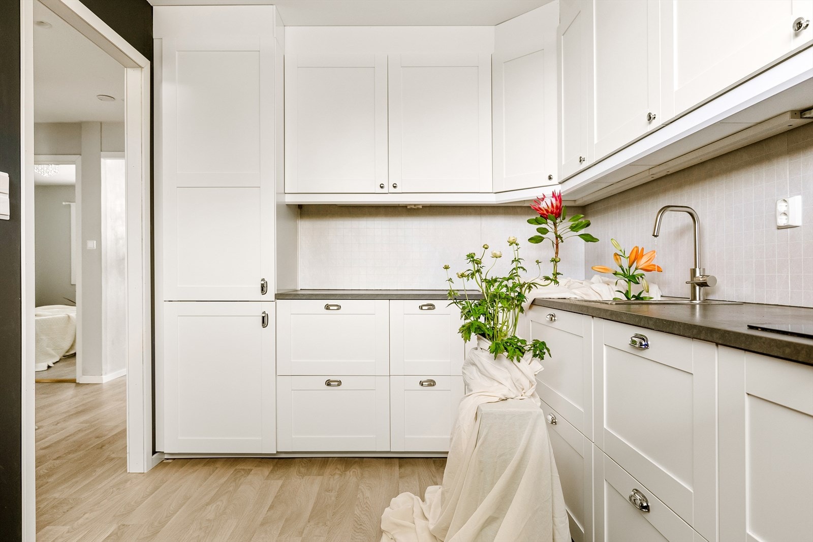 Kjøkkenet er godt utnyttet og har mye lagringsplass. Galleribilde