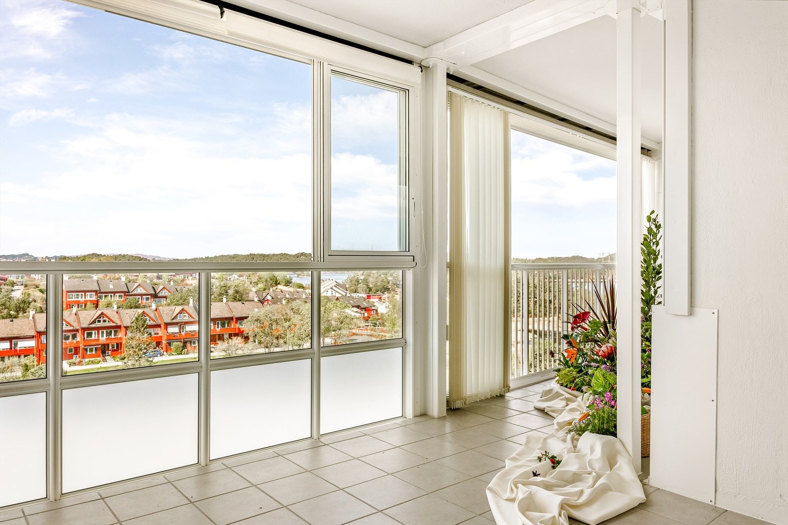 Leiligheten inneholder gang/entré, stue, kjøkken, bad og 2 soverom. Galleribilde