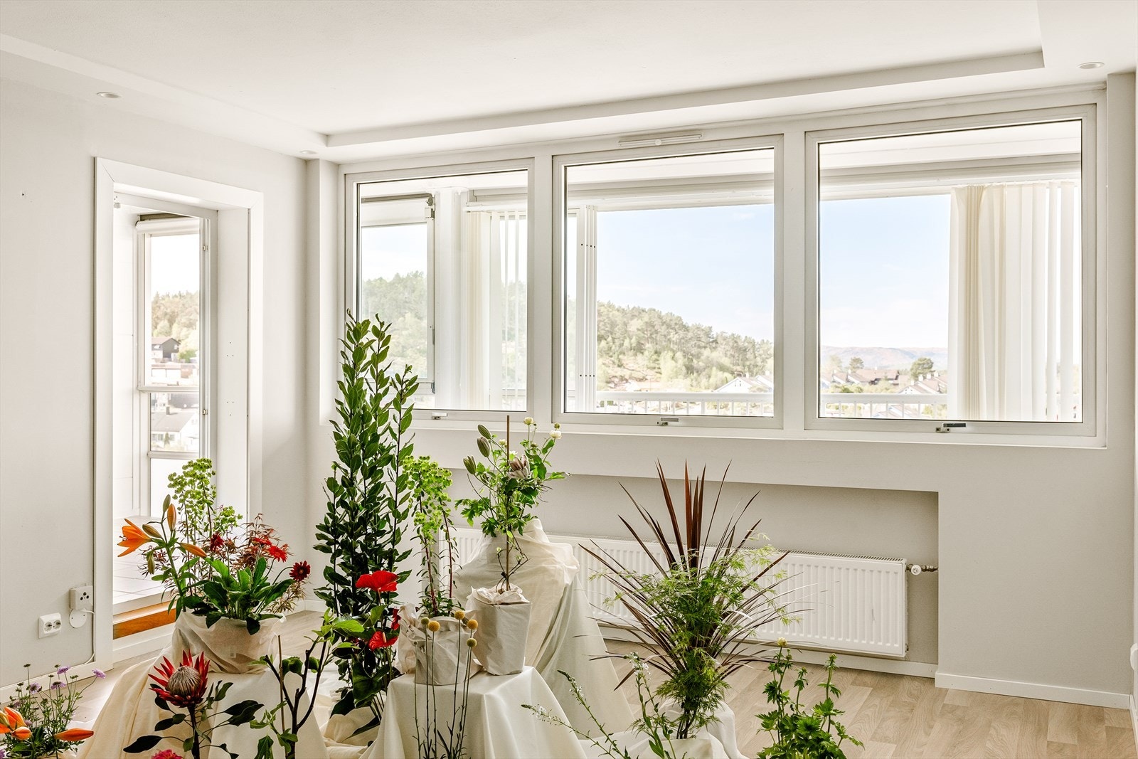 Det er gjennomgående store vindusflater som slipper inn godt med naturlig lys. Galleribilde