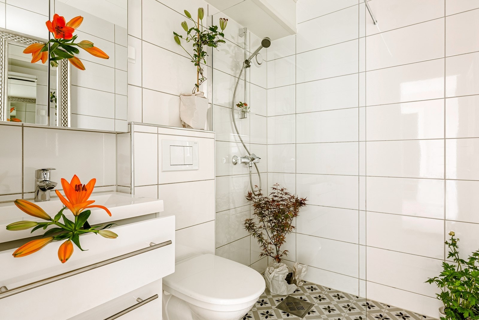 Lyst og pent bad med moderne baderomsinnredning. Det er selvsagt varmekabler i gulv og rør-i-rør. Galleribilde