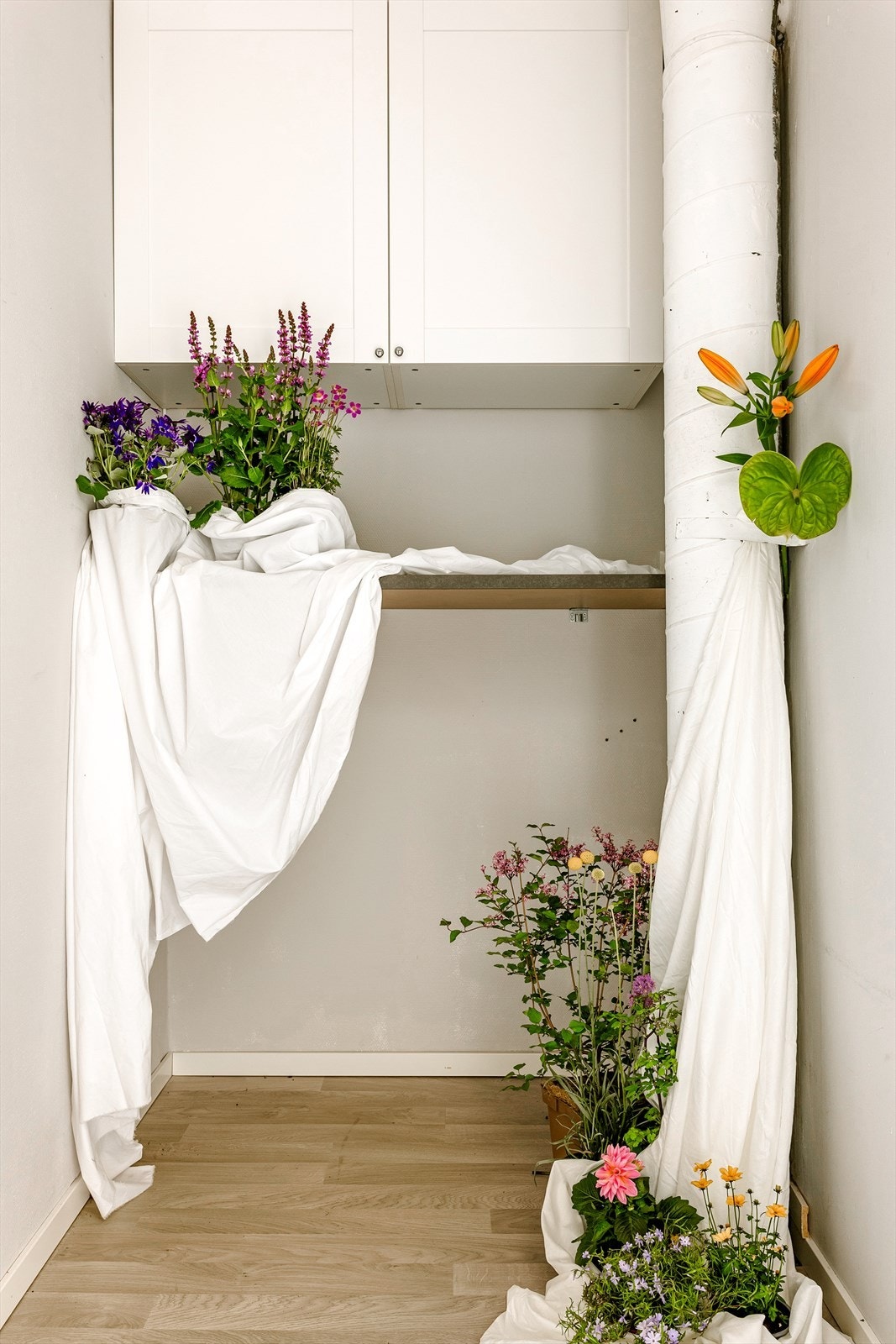 Teknisk rom. Praktisk med hyller og skap til oppbevaring. Galleribilde