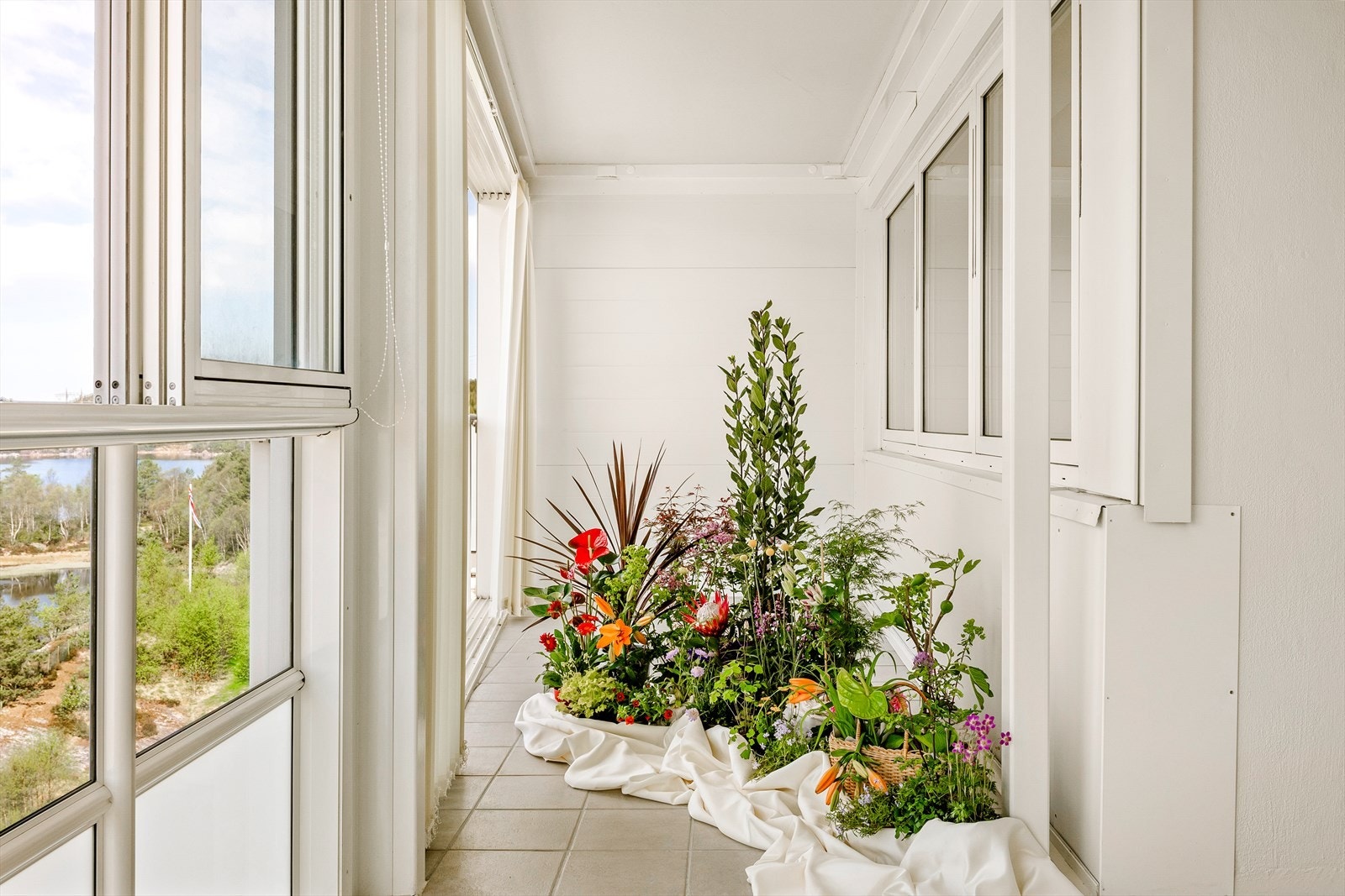 Fra stuen er det tilkomst til en stor innglasset balkong på 19m² med gode solforhold. Galleribilde