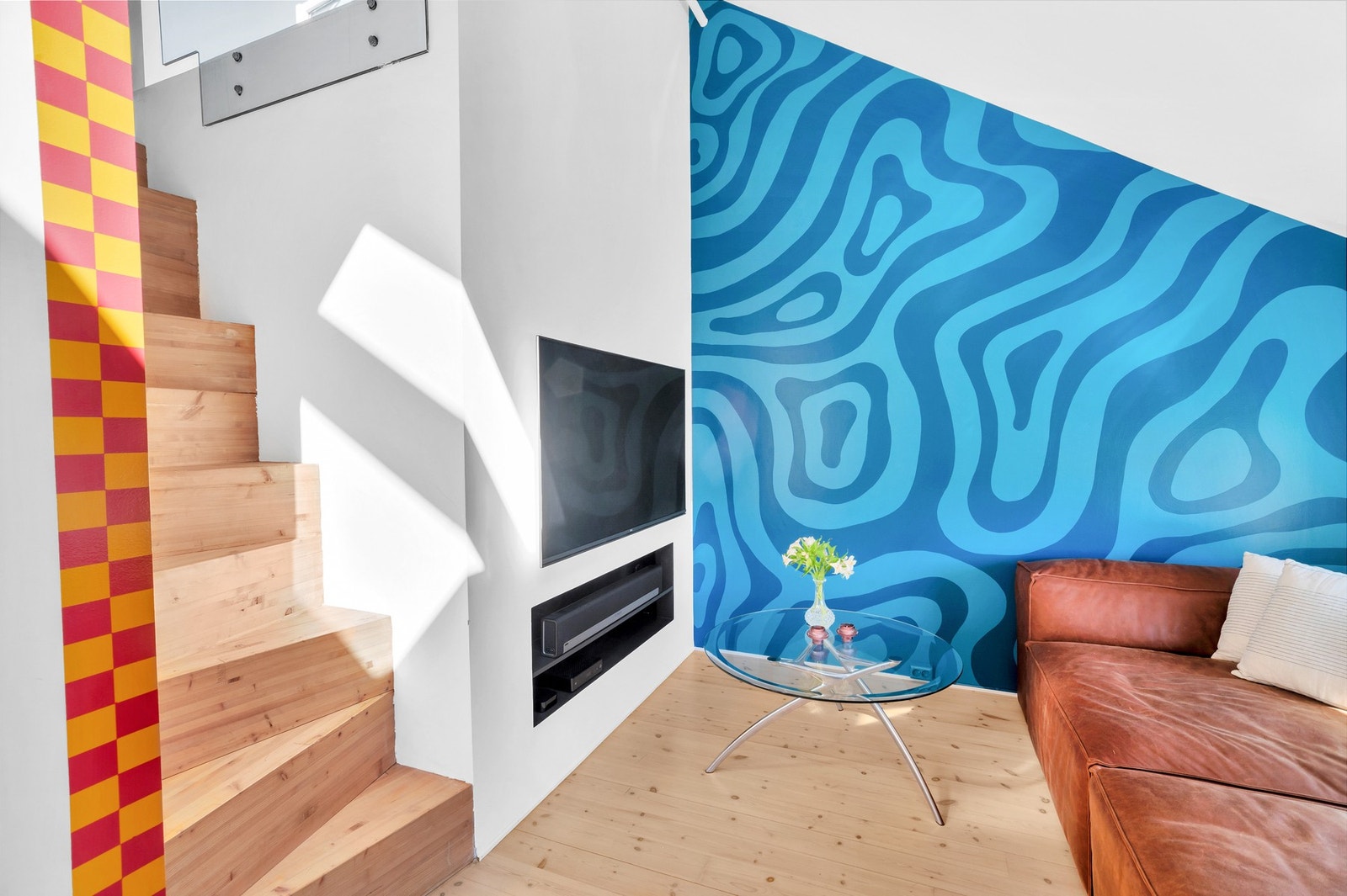 Fra stuen har man direkte oppgang til leiligheten loftsetasje. Galleribilde