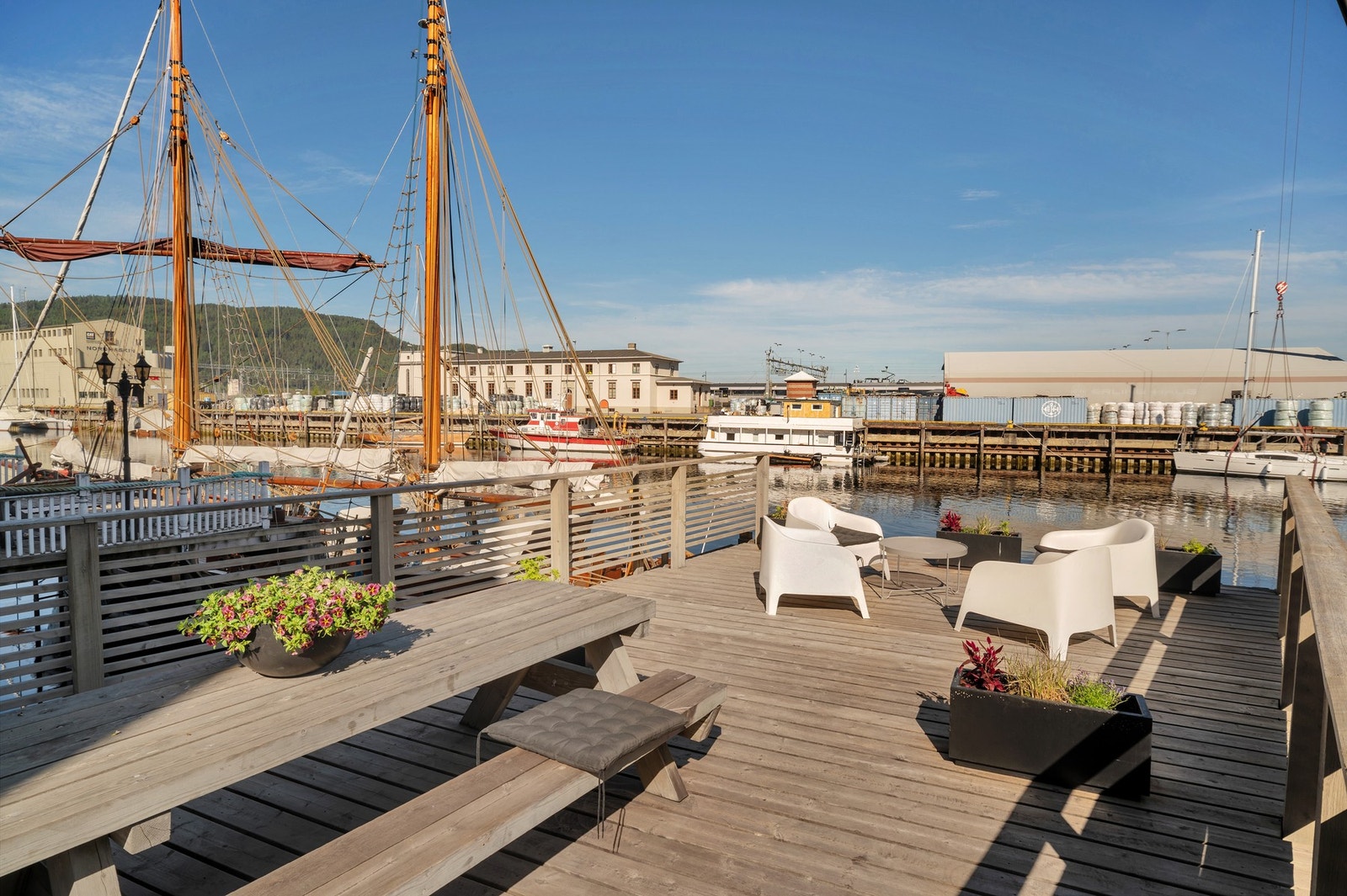 Sameiet har flotte fellesarealer ved kanalen som er ypperlig å benytte seg av i sommerhalvåret. Galleribilde