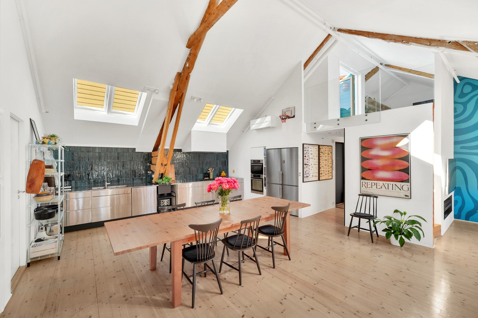 EiendomsMegler1 ved Markus Tangvik har gleden av å presentere en særdeles stilsikker 4-roms selveierleilighet i Sandgata 12 A. Galleribilde