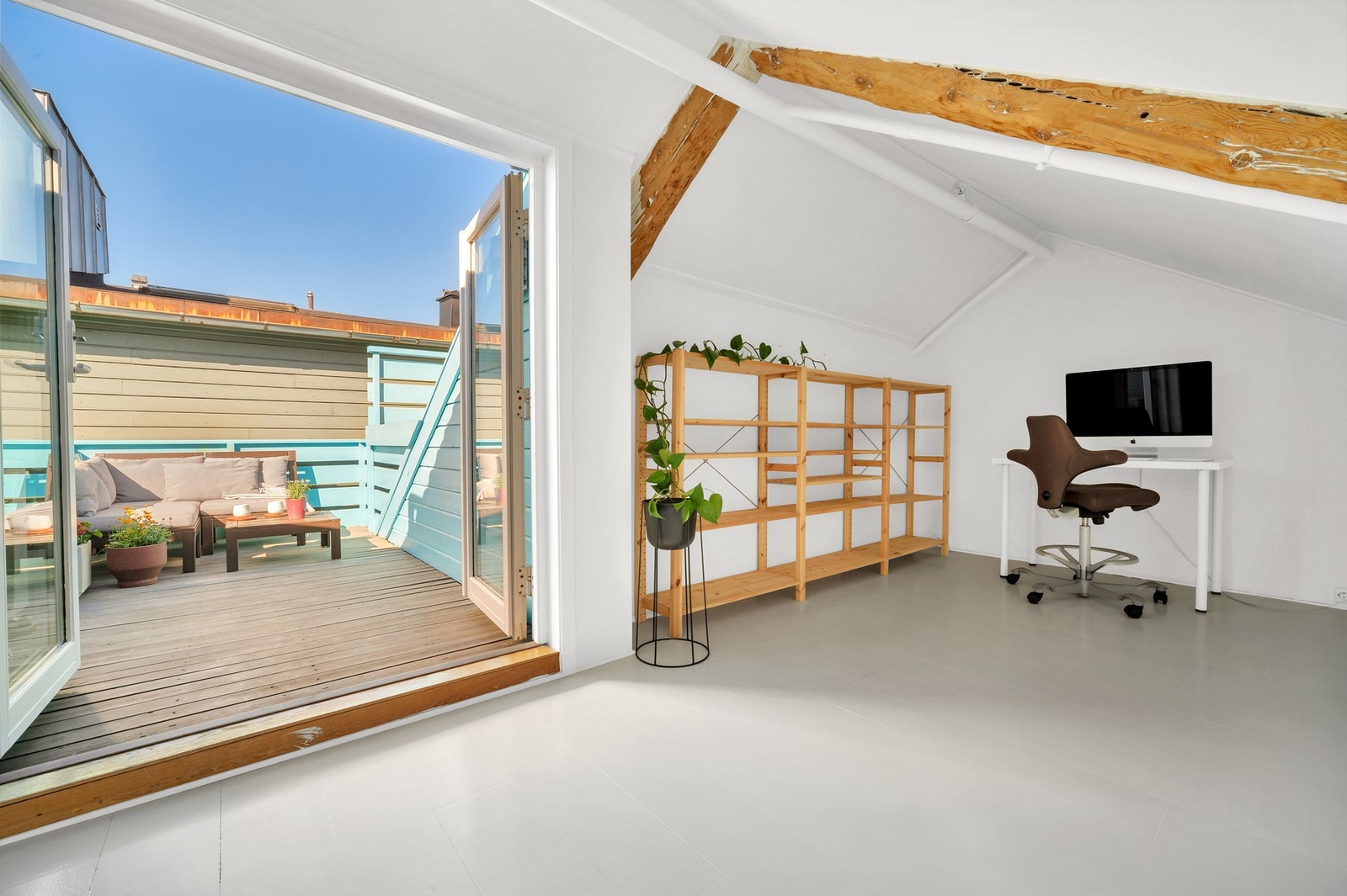 Loftsetasjen er på cirka 11 kvm og benyttes i dag som kontor. Her har man direkte utgang til privat takterrasse. Galleribilde