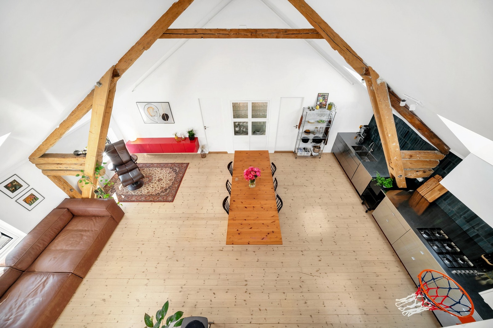 Her får du en leilighet med et bruksareal på hele 116 kvm bestående av tidsriktige og flotte materialvalg. Galleribilde