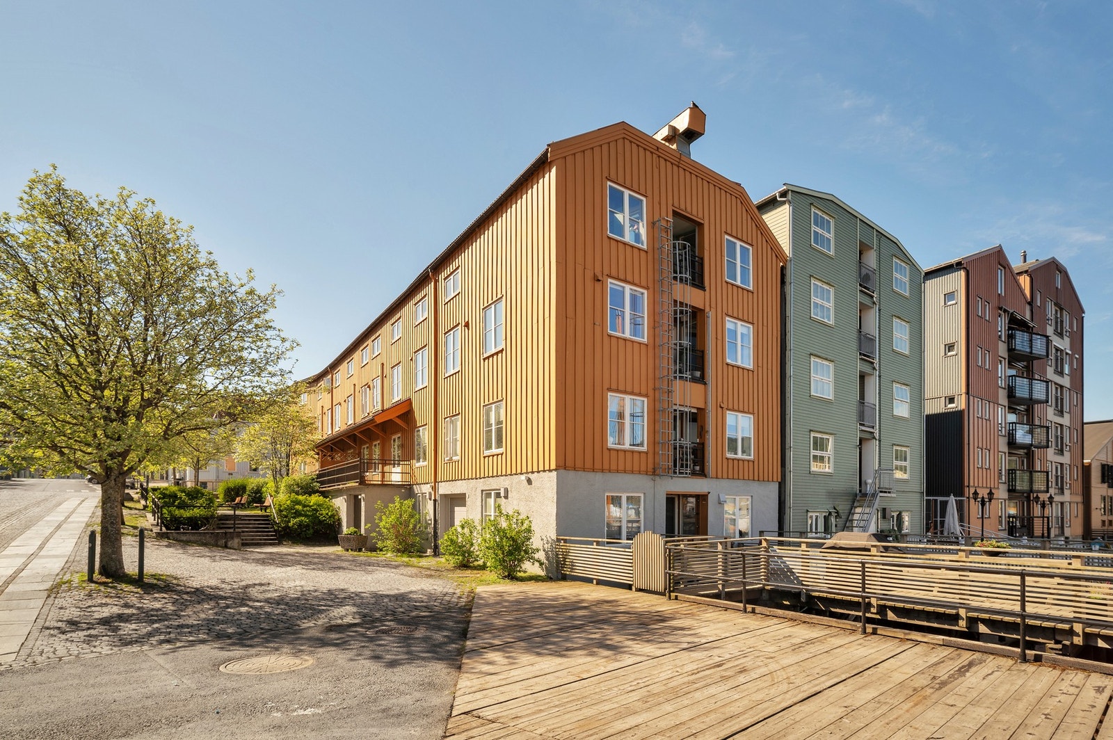 Meget sentral beliggenhet i en sjarmerende og særegen bryggeeiendom ved kanalen. I umiddelbar nærhet finner du Skansen som byr på båtmarina, parkområde og gode rekreasjonsmuligheter. Galleribilde