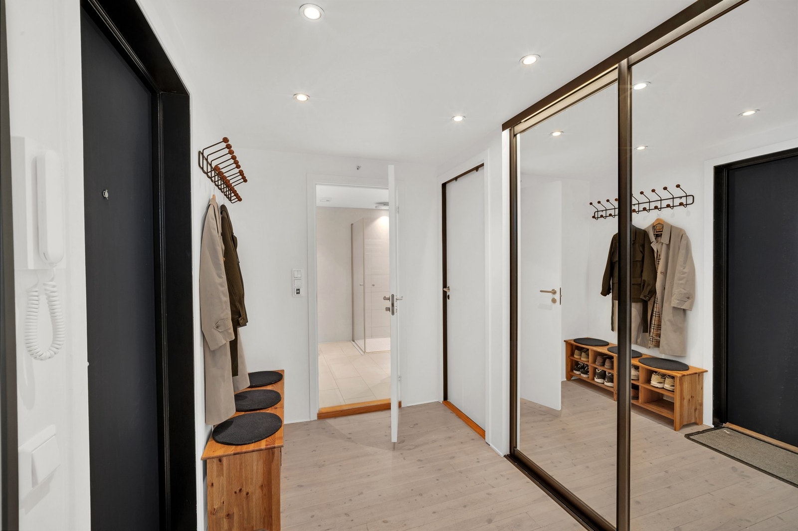 Innbydende entré på 6,8 kvm med integrert skyvedørsgarderobe. Galleribilde