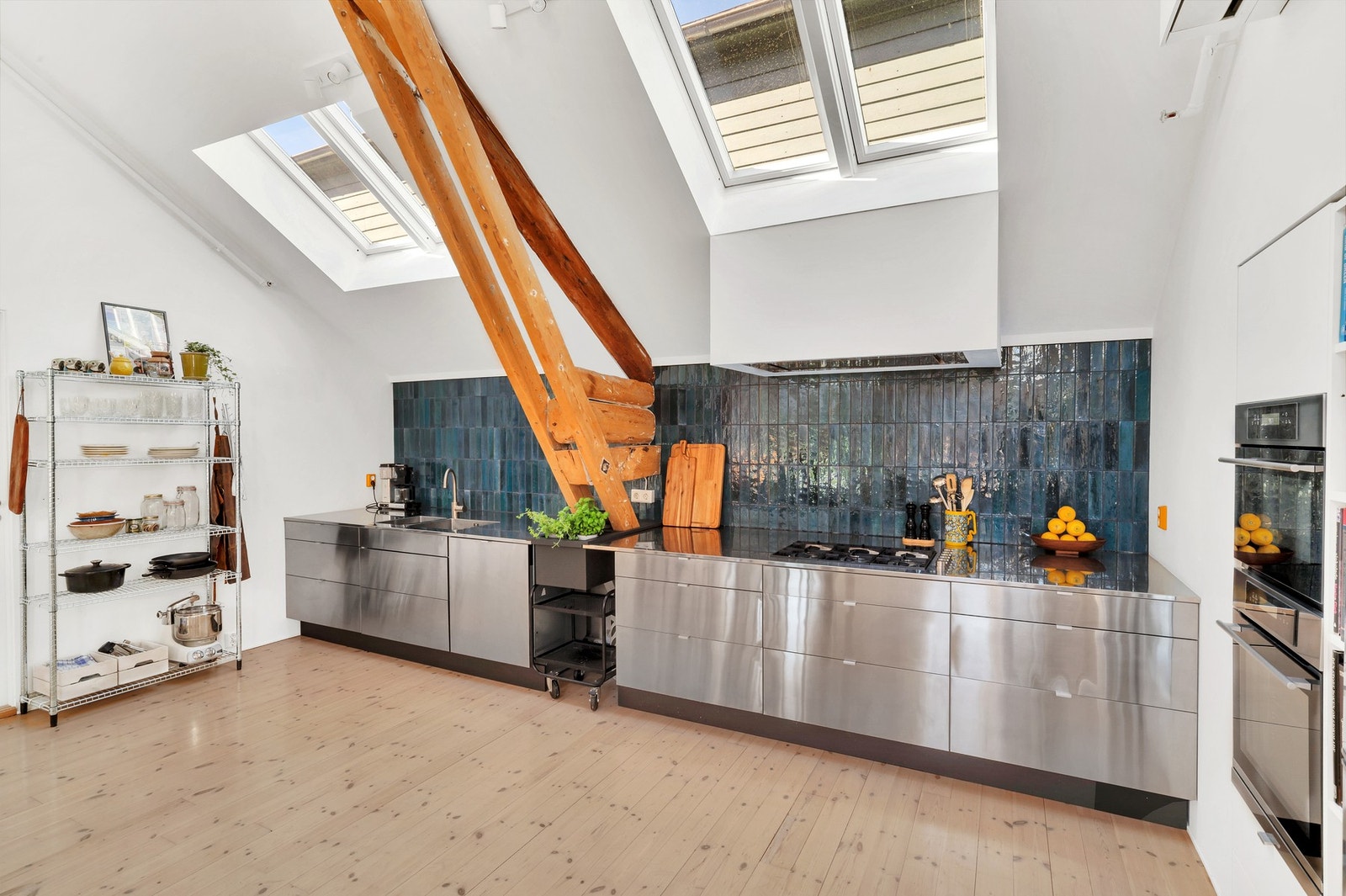 Pent kjøkken fra 2012 med rikelig skap- og benkeplass. Galleribilde