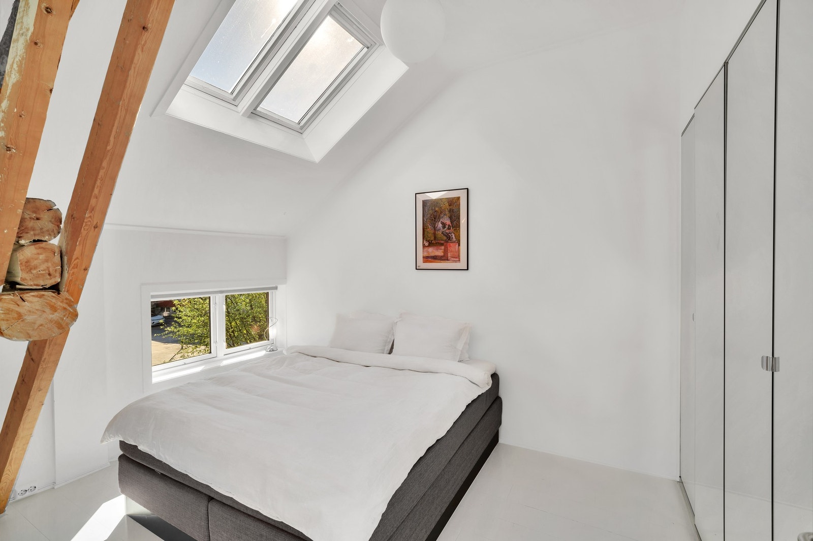 Boligen har tre romslige soverom. Det første soverommet er på 12,6 kvm utstyrt med integrert garderobe og god plass til dobbeltseng. Galleribilde