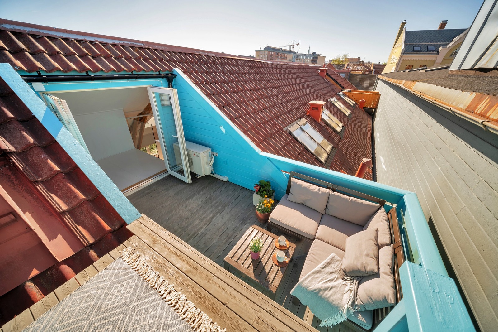 Takterrassen er på cirka 10,6 kvm. Ypperlig å benytte seg av i sommerhalvåret. Galleribilde