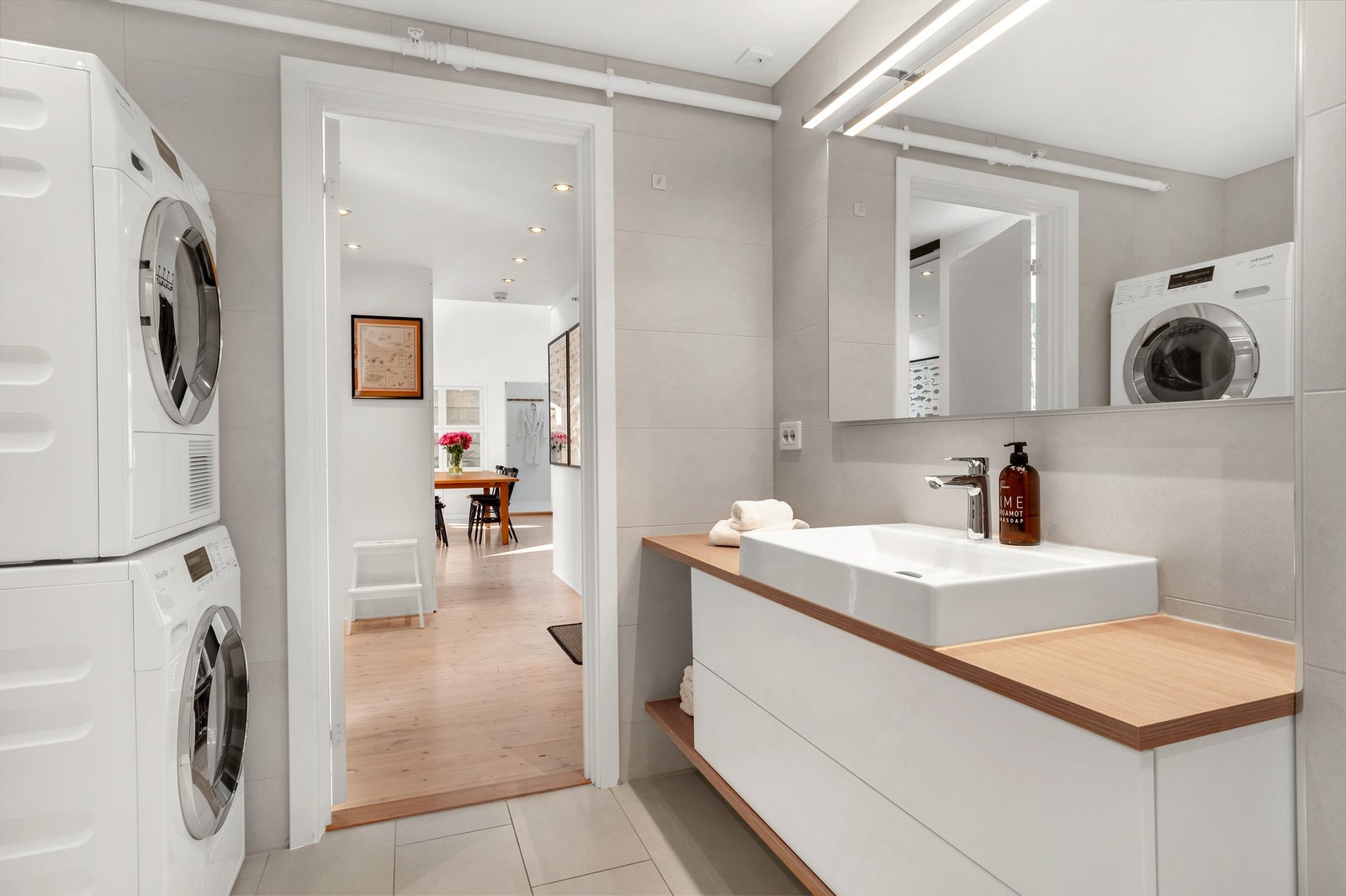 Baderommet har opplegg for vaskemaskin og plass til tørketrommel. Galleribilde