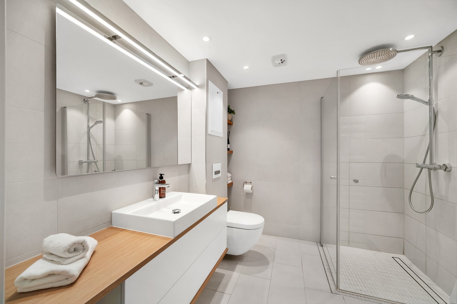 Nydelig flislagt baderom som ble oppusset i 2017. Galleribilde