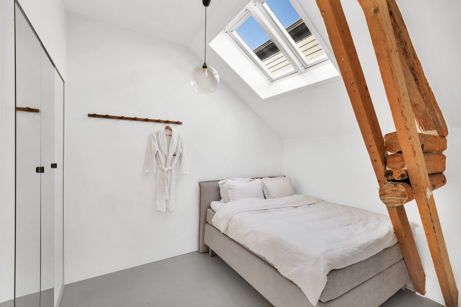 Soverom 2 er på cirka 11,9 kvm med integrert garderobe og god plass til dobbeltseng. Galleribilde