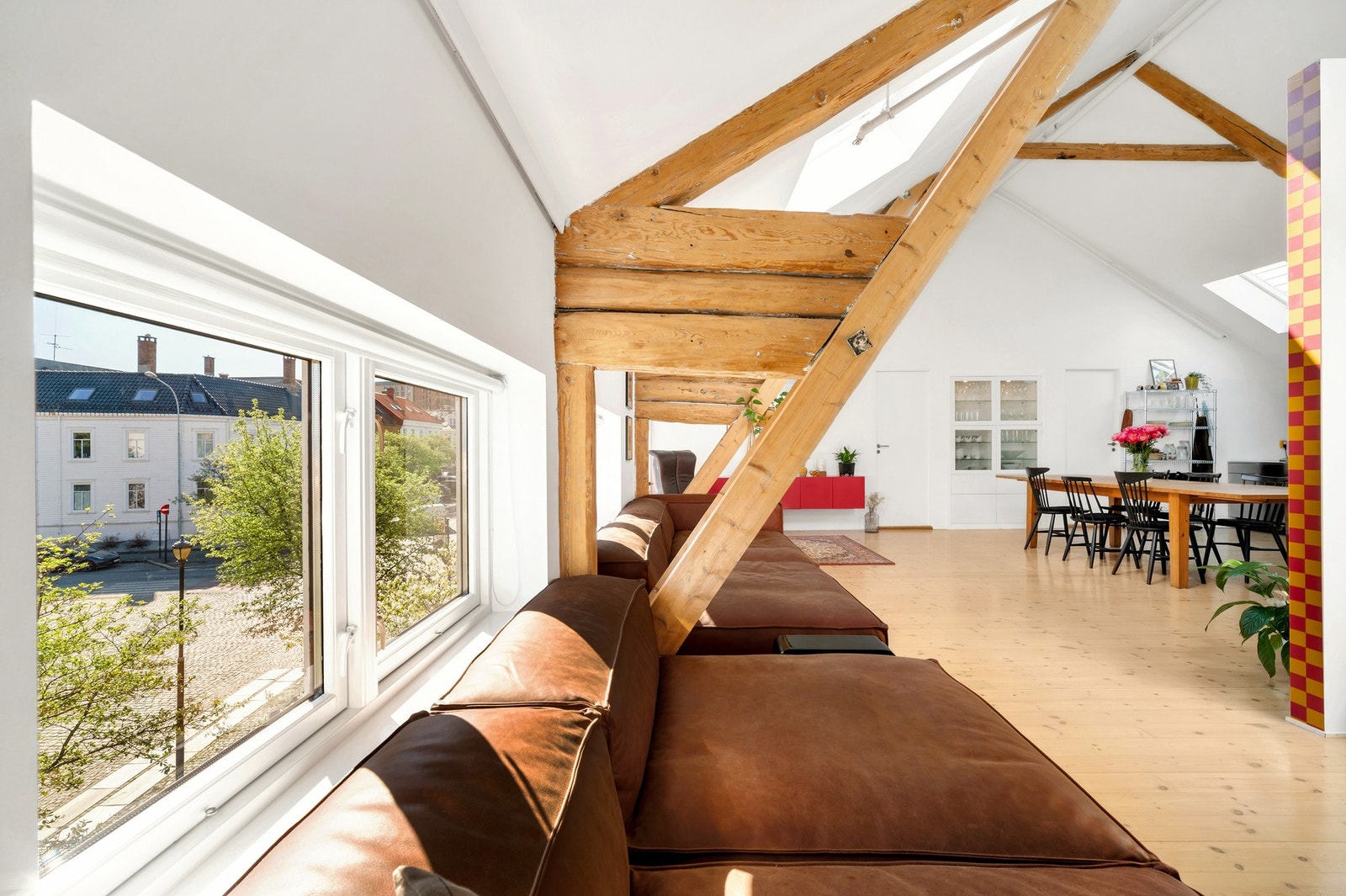 Leiligheten har fine bærebjelker og god takhøyde som gir leiligheten et flott særpreg. Galleribilde