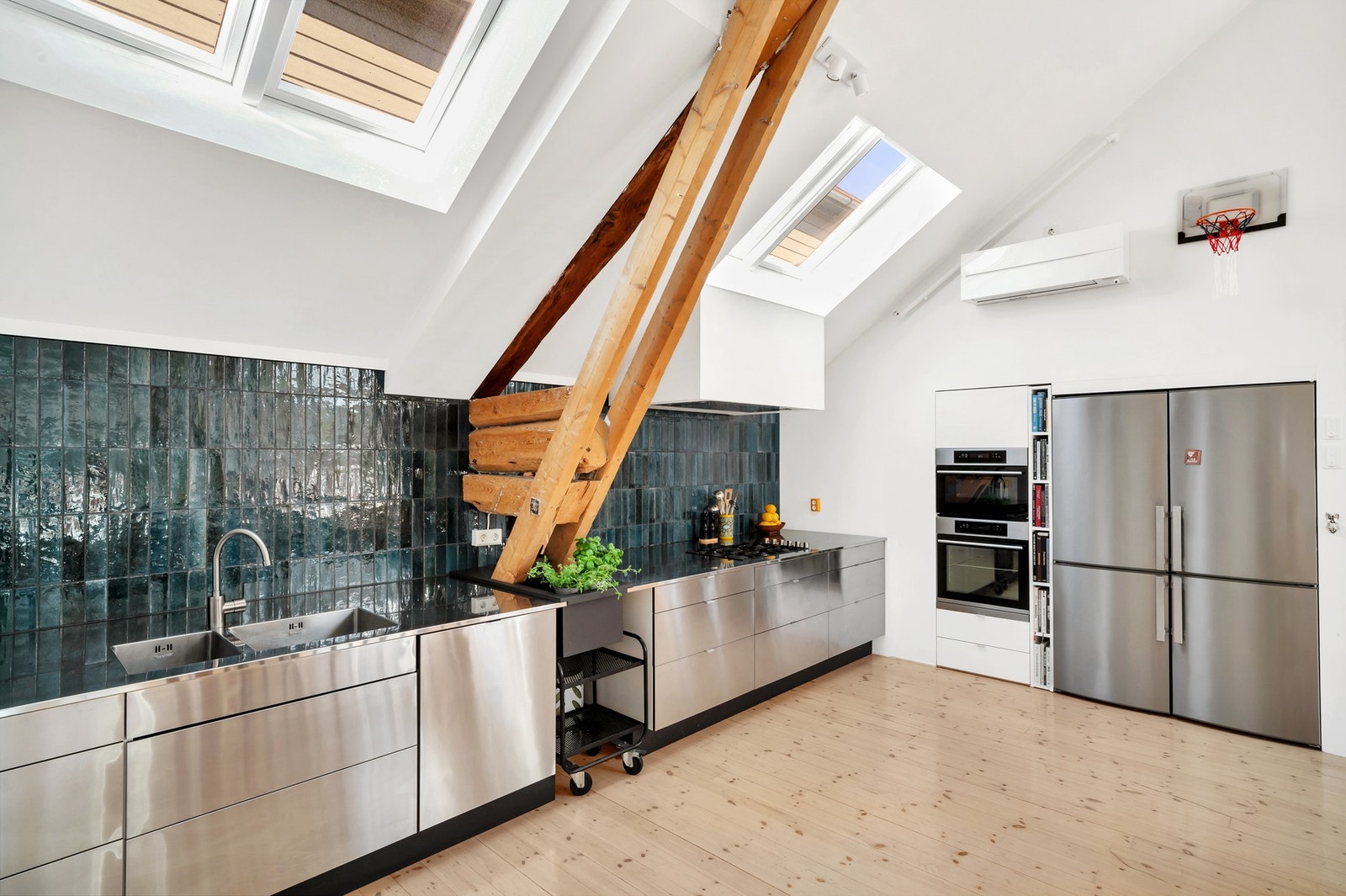 Etablering av plass for kjøleskap ble etablert i regi av eier i 2016. Gassslange til gasstoppen ble skiftet av innleide håndverkere i 2021 Galleribilde