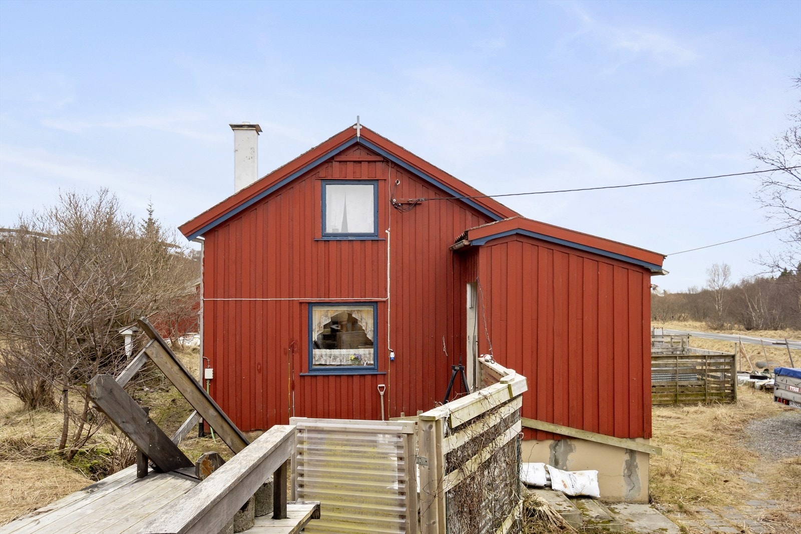 Bildet er tatt fra treplatten ved uthuset og her ser man inngangen til boligen Galleribilde