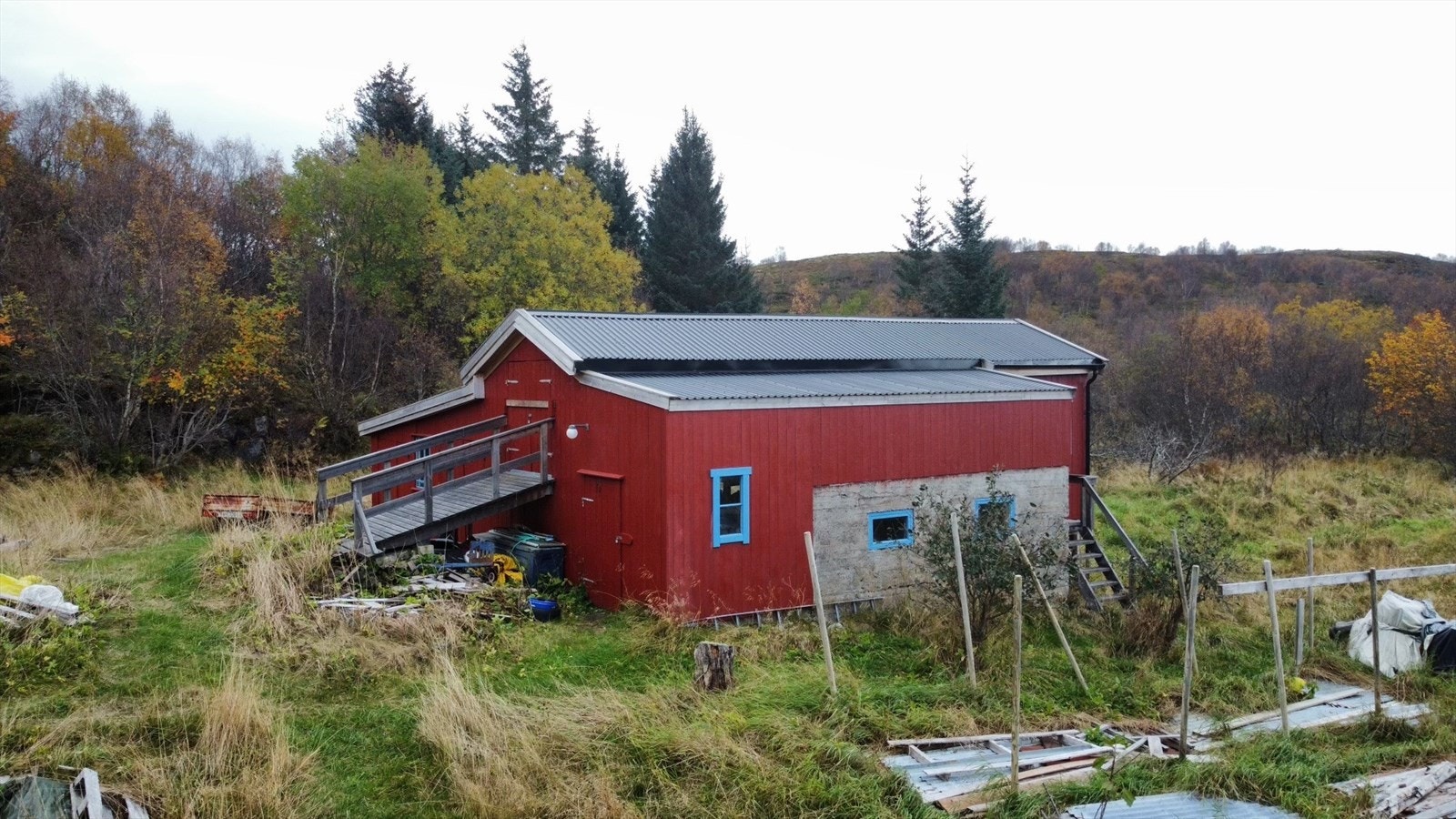 Låven og uthuset ble utvendig malt i 2020. Låvebygningen fremstår som i god stand, og den har siden eier tok over i 2008 fått solide utbedringer Galleribilde
