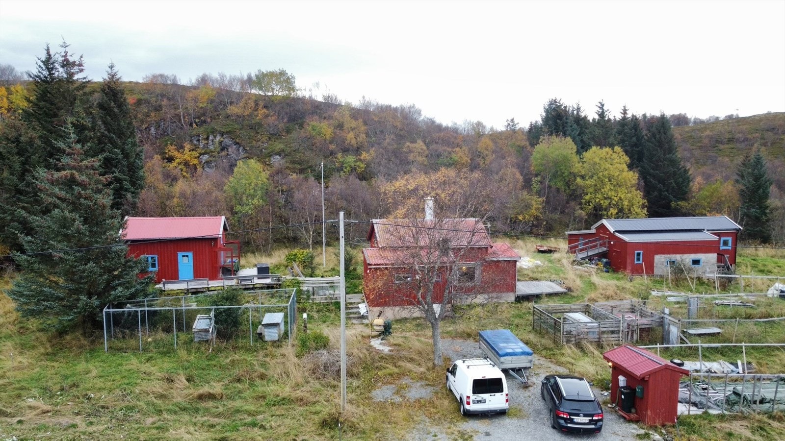 Bebyggelsen på eiendommen består av bolig, låvebygning, uthus og en liten frittstående bod med praktisk gjennomgang inn til hundegården Galleribilde